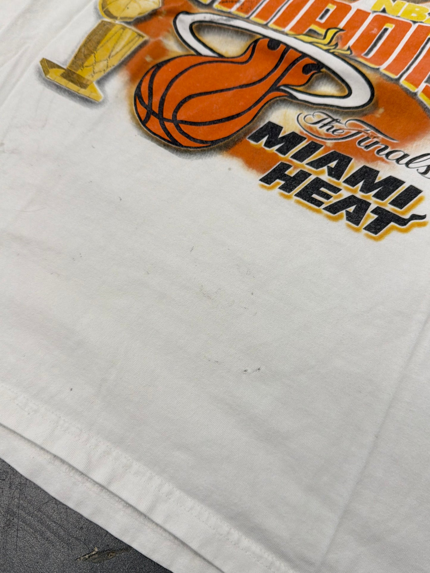 2006 NBA CHAMPIONS MIAMI HEAT BOOTLEG RAP STYLE TEE (FADED TAG)