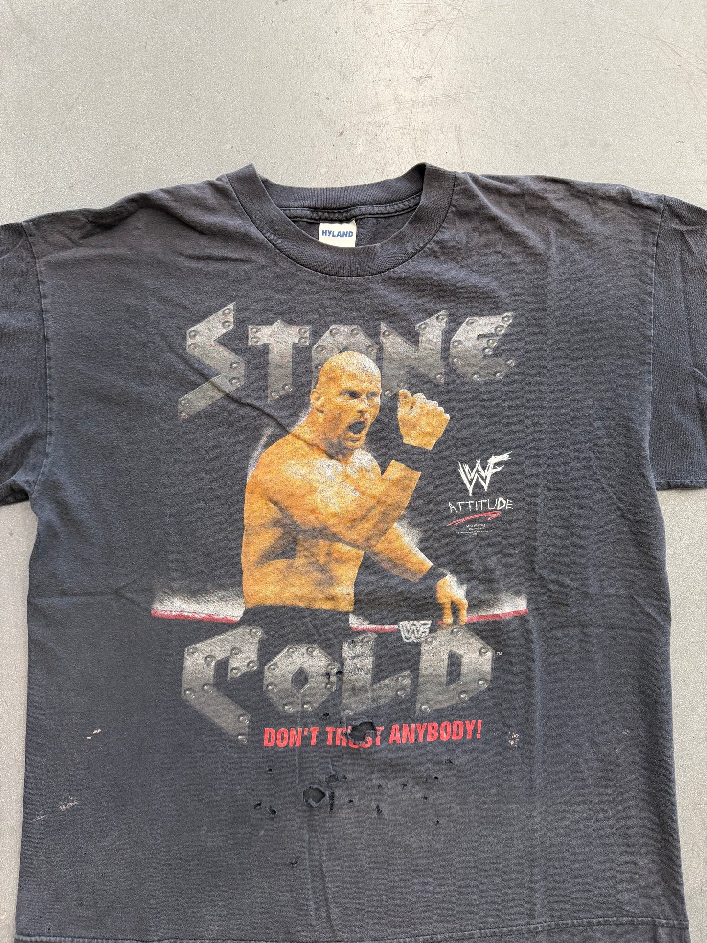 1998 WWF ATTITUDE STONE COLD STEVE AUSTIN DON'T TRUST ANYBODY! THRASHED TEE (HYLAND TAG)