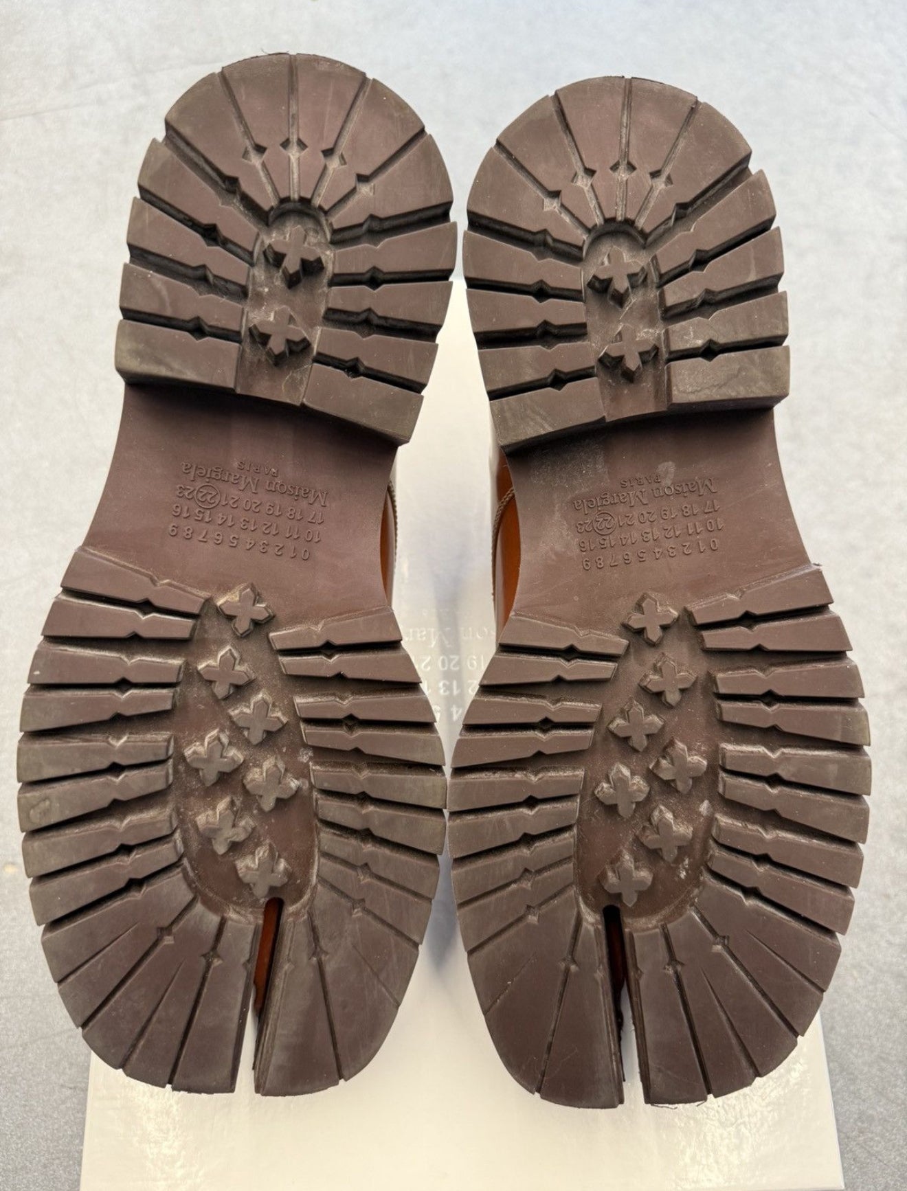 SIZE 40 MAISON MARGIELA TAN TABI LACE-UP DERBYS (PRE-OWNED WITH BOX)