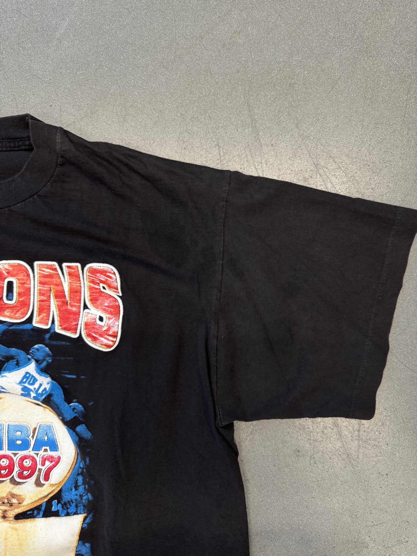 1997 NBA WORLD CHAMPIONS CHICAGO BULLS RAP STYLE TEE (PULLED TAG)