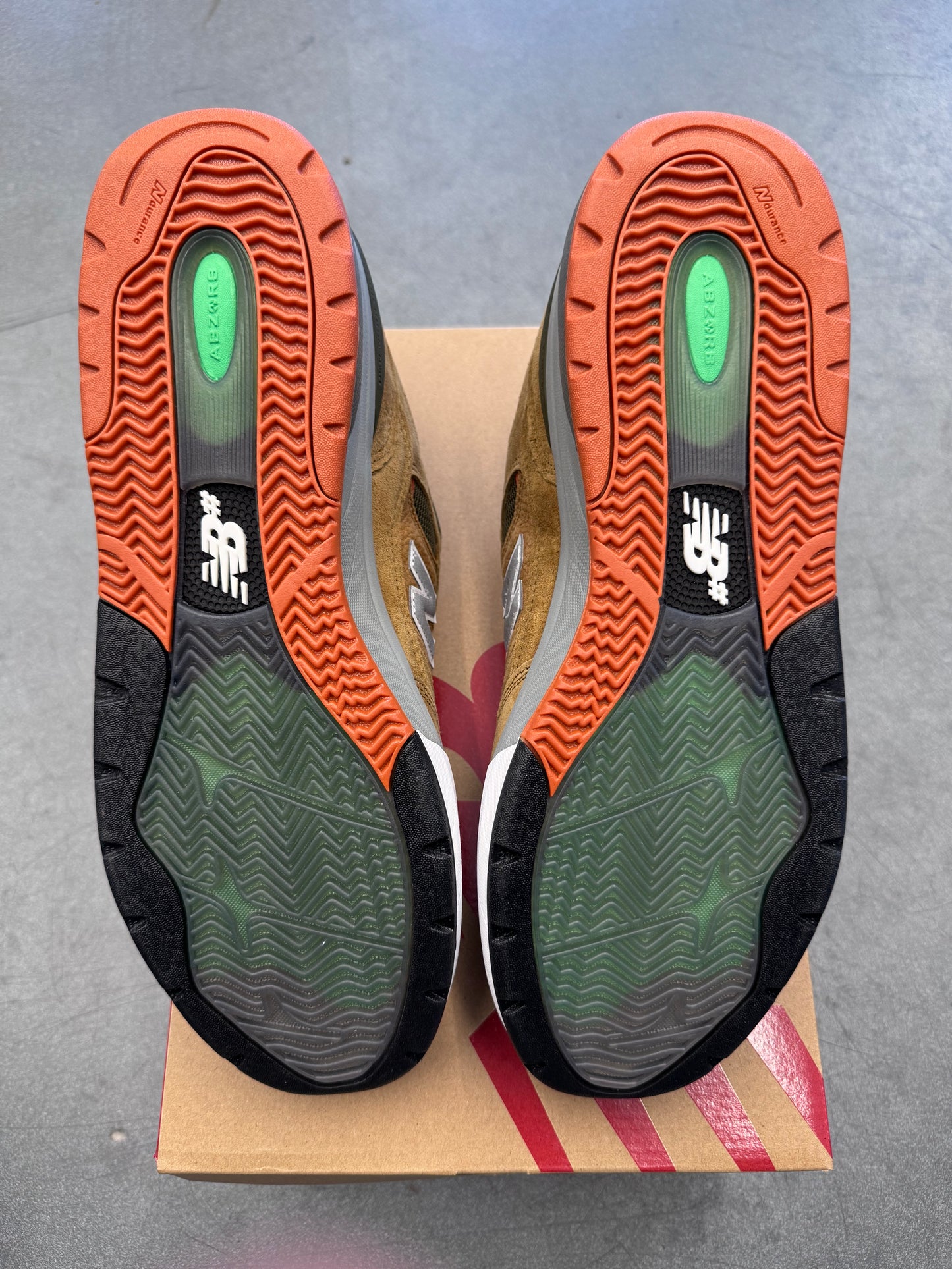 SIZE 10.5 NEW BALANCE NUMERIC 933 REYNOLDS BROWN & GREY SKATE SHOES (BRAND NEW WITH BOX)