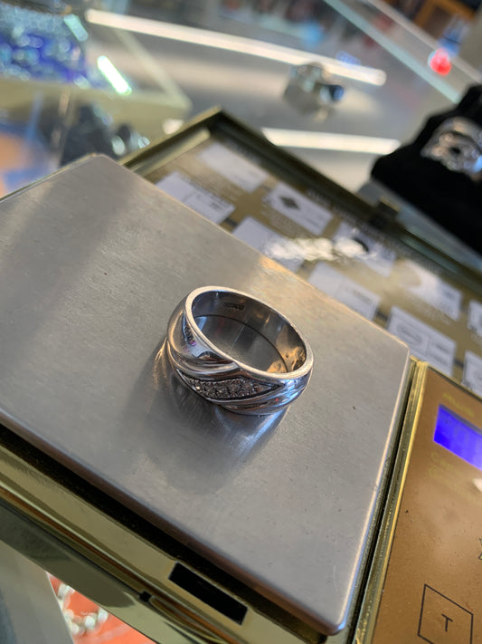 DIAMOND/SILVER BAND RING (7.1 GRAMS)