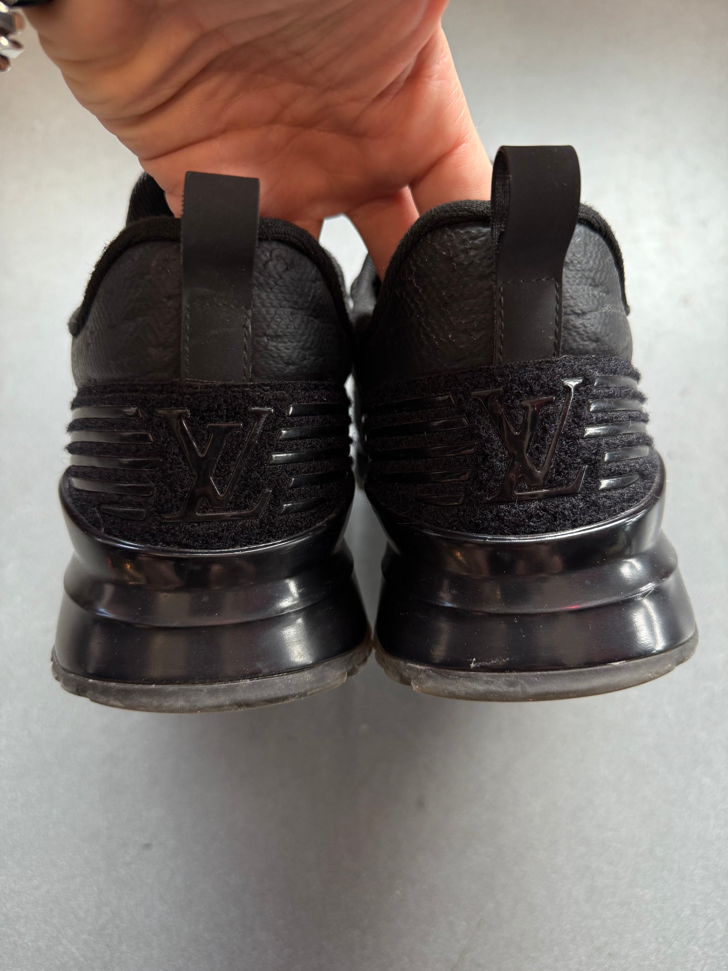 SIZE 7 LOUIS VUITTON VNR TRAINER SNEAKER (PRE-OWNED NO BOX)