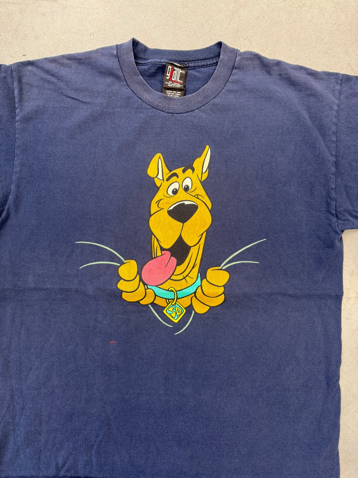 90S SCOOBY DOO BREAKTHROUGH TEE (GIANT TAG)