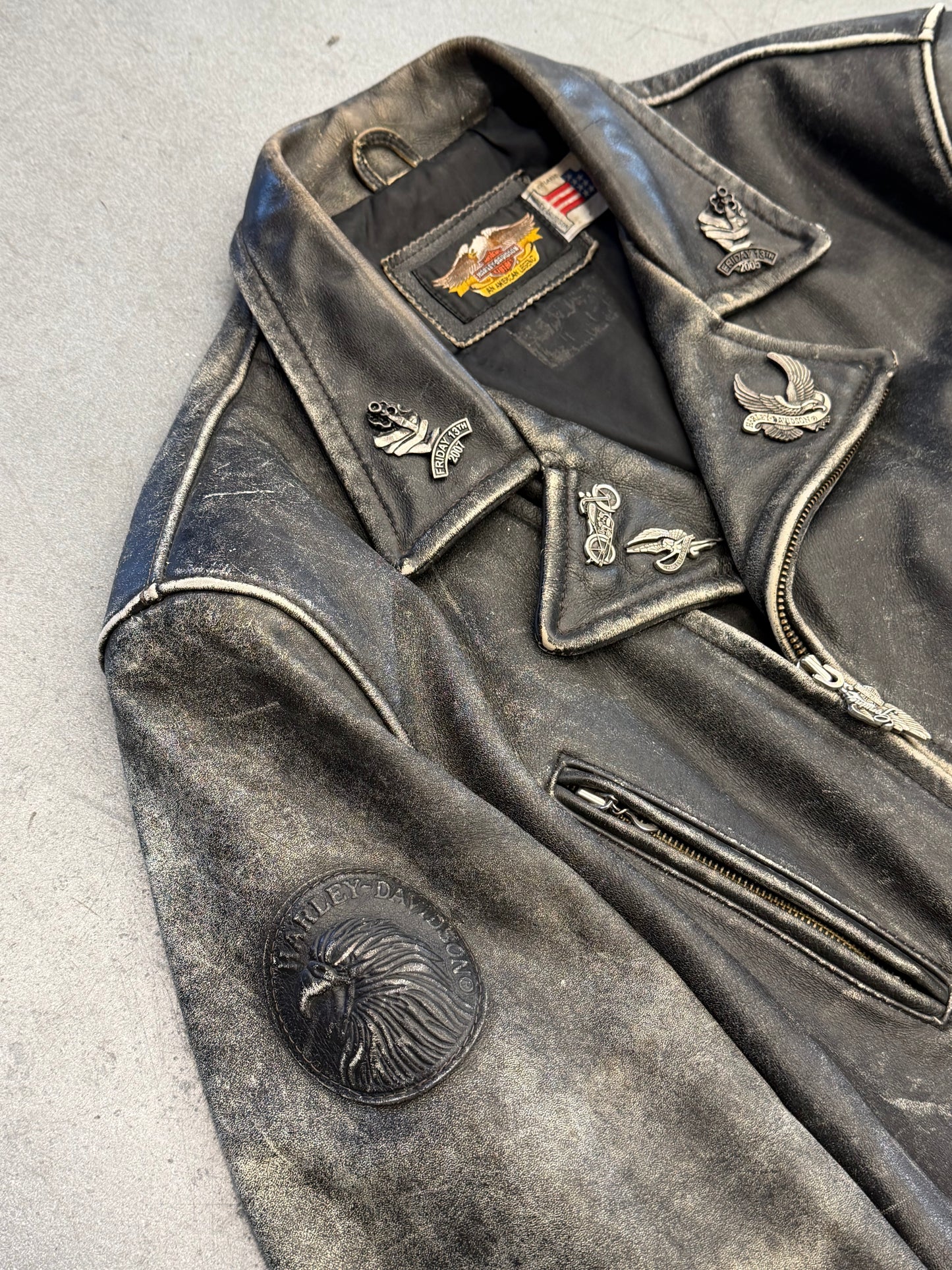 1993 HARLEY-DAVIDSON 90TH ANNIVERSARY "WORLD'S FINEST" ZIP UP LEATHER JACKET WITH PINS