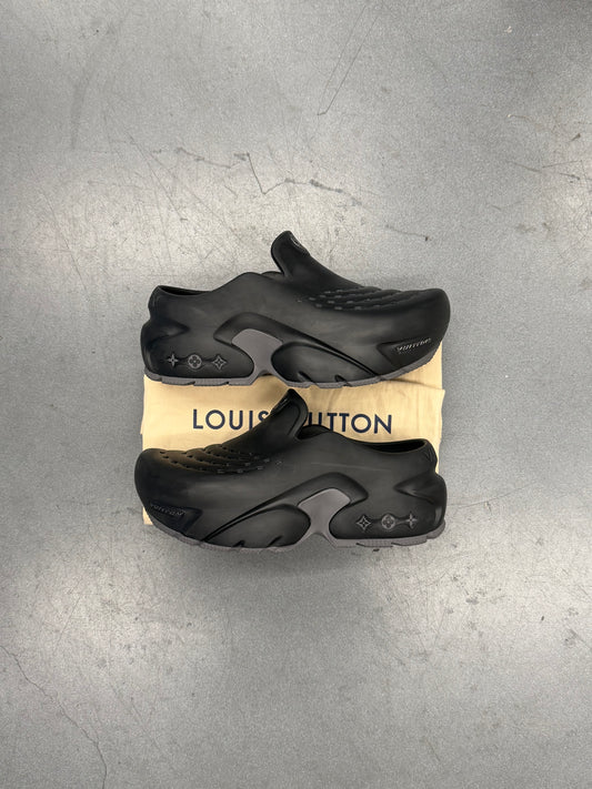 SIZE 7 LOUIS VUITTON RUBBER SHARK CLOGS (PRE-OWNED NO BOX)