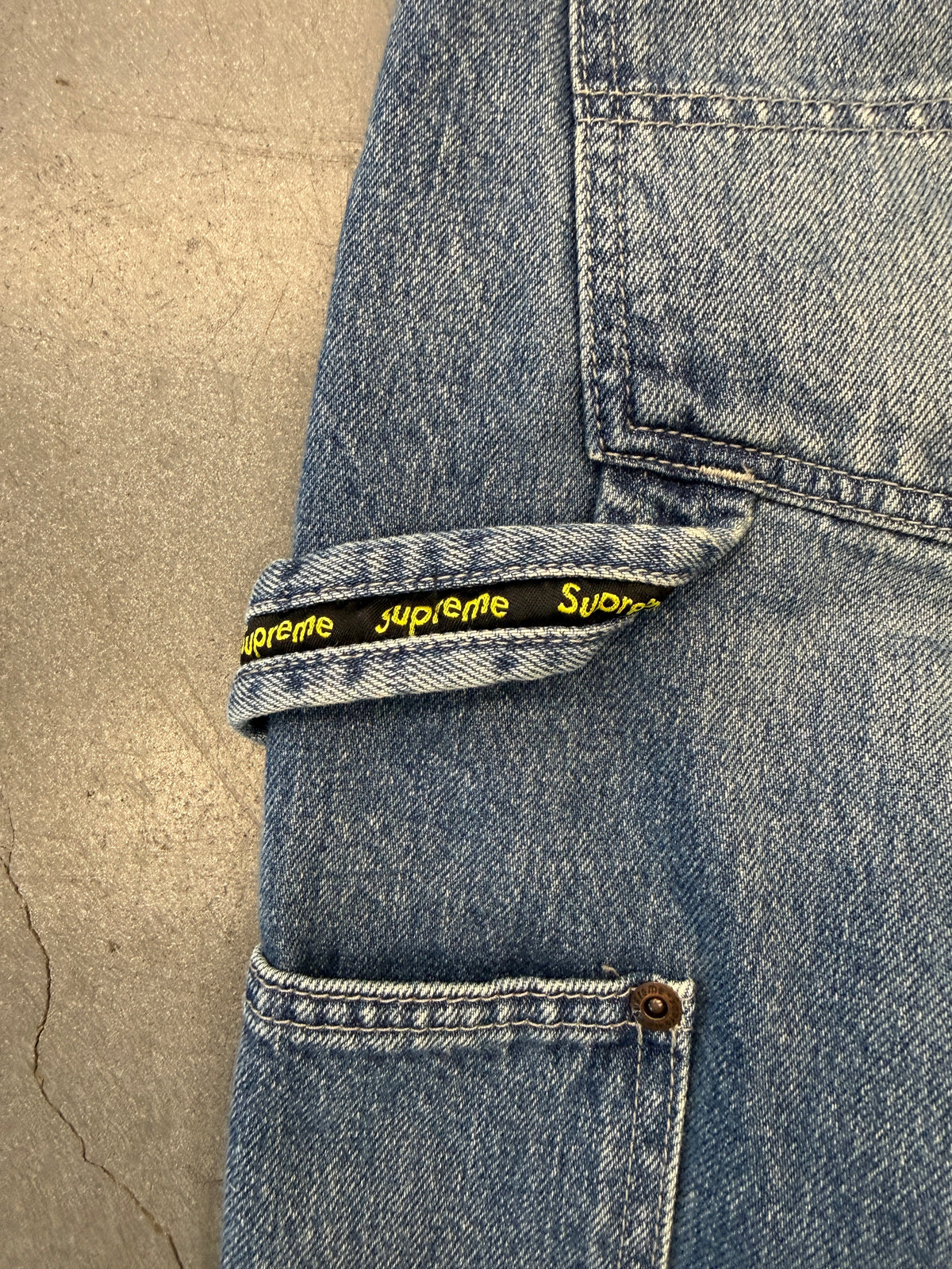 FW25 SUPREME WORN DOUBLE KNEE DENIM PAINTER  PANT - WASHED INDIGO