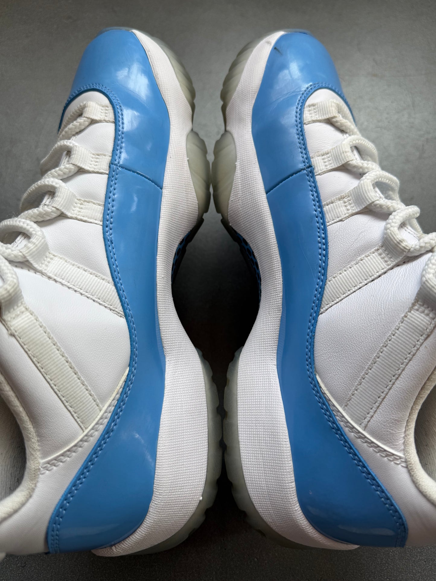 2017 SIZE 10.5 JORDAN 11 RETRO LOW UNIVERSITY BLUE (PRE-OWNED NO BOX)
