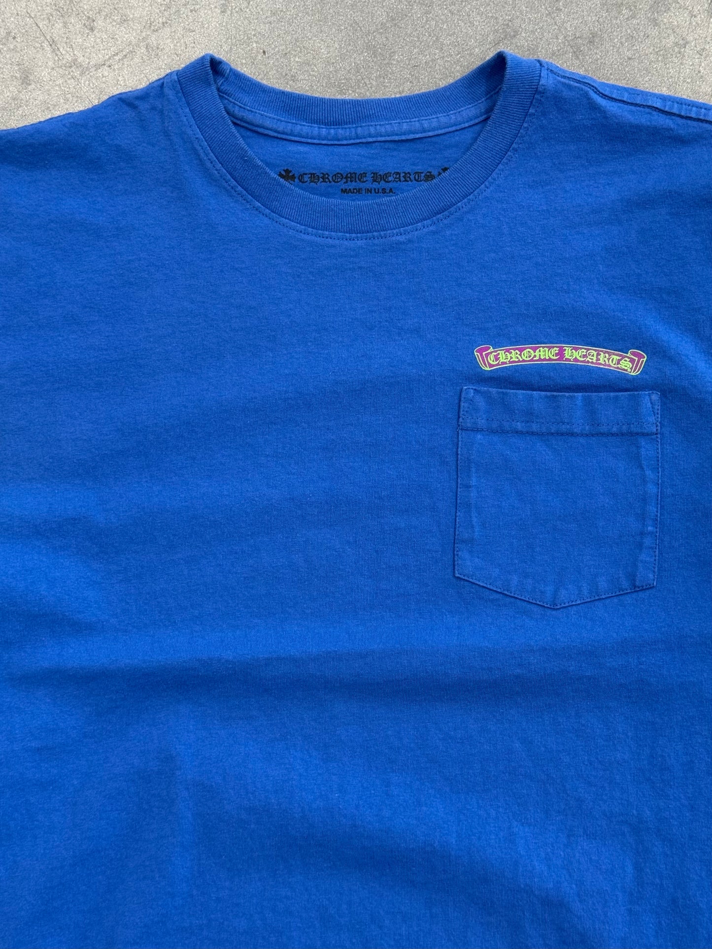 CHROME HEARTS SCROLL LOGO POCKET TEE - BLUE/PURPLE