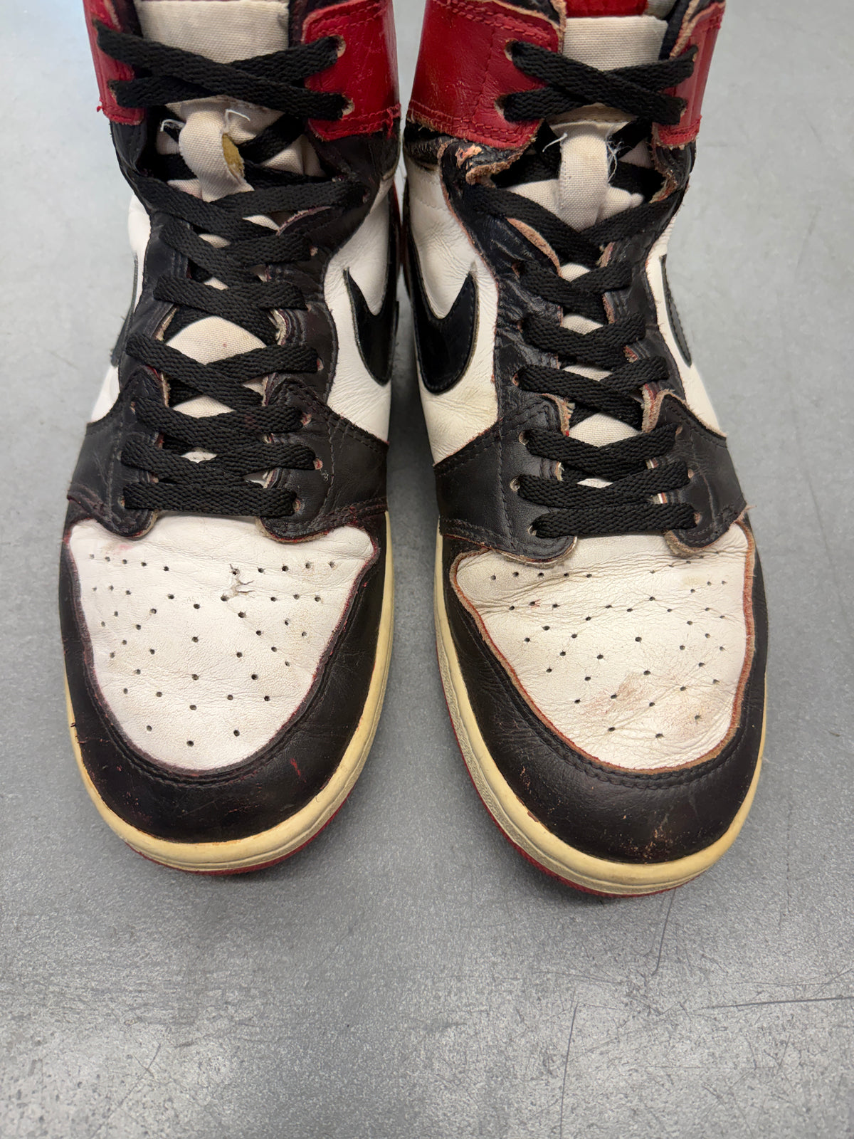 1985 AIR JORDAN 1 HIGH - PAINTED CHICAGO BLACK TOE (E)