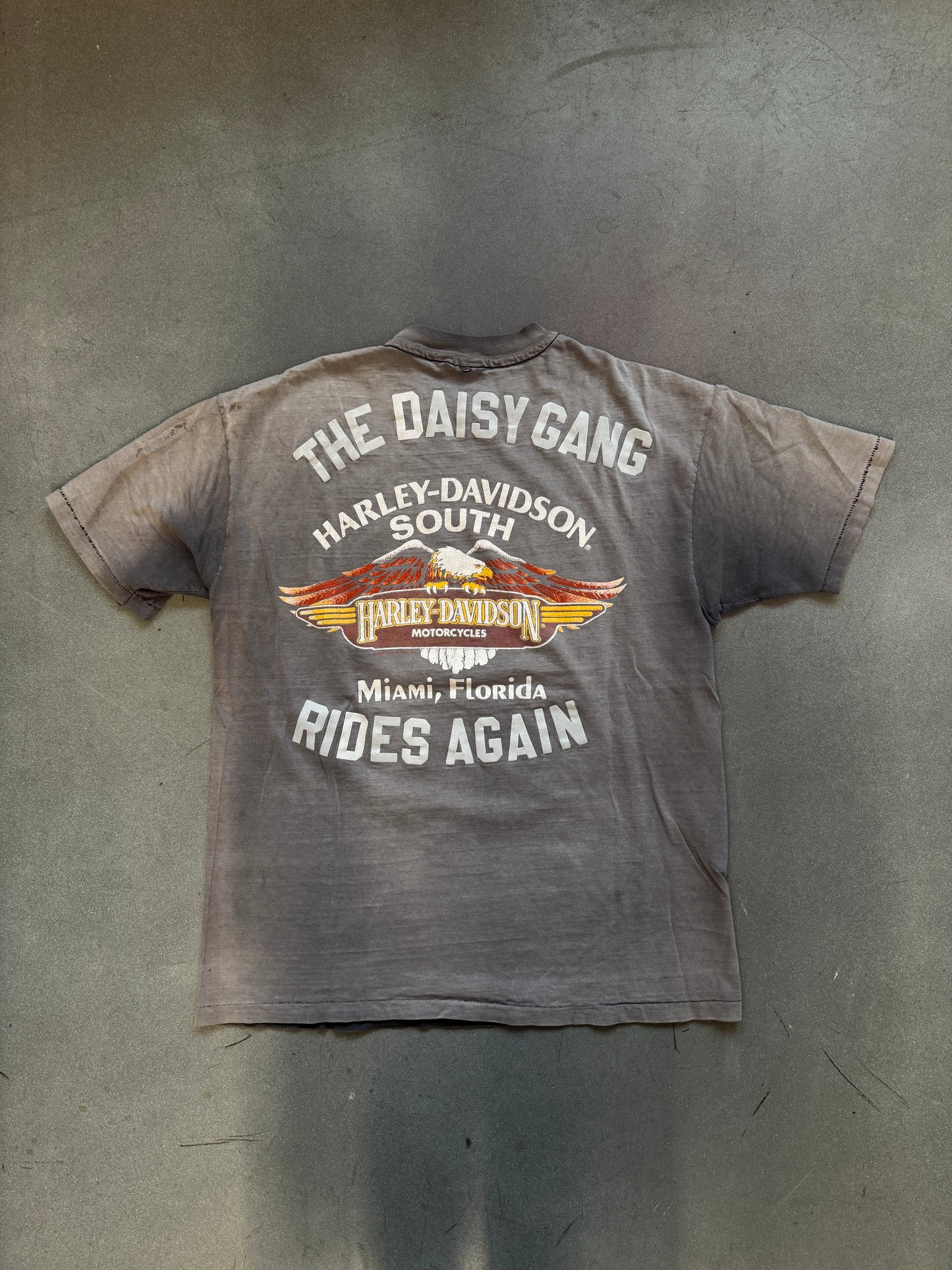 1983 HARLEY DAVIDSON SOUTH MIAMI, FLORIDA "THE DAISY GANG RIDES AGAIN" TEE (HANES TAG)