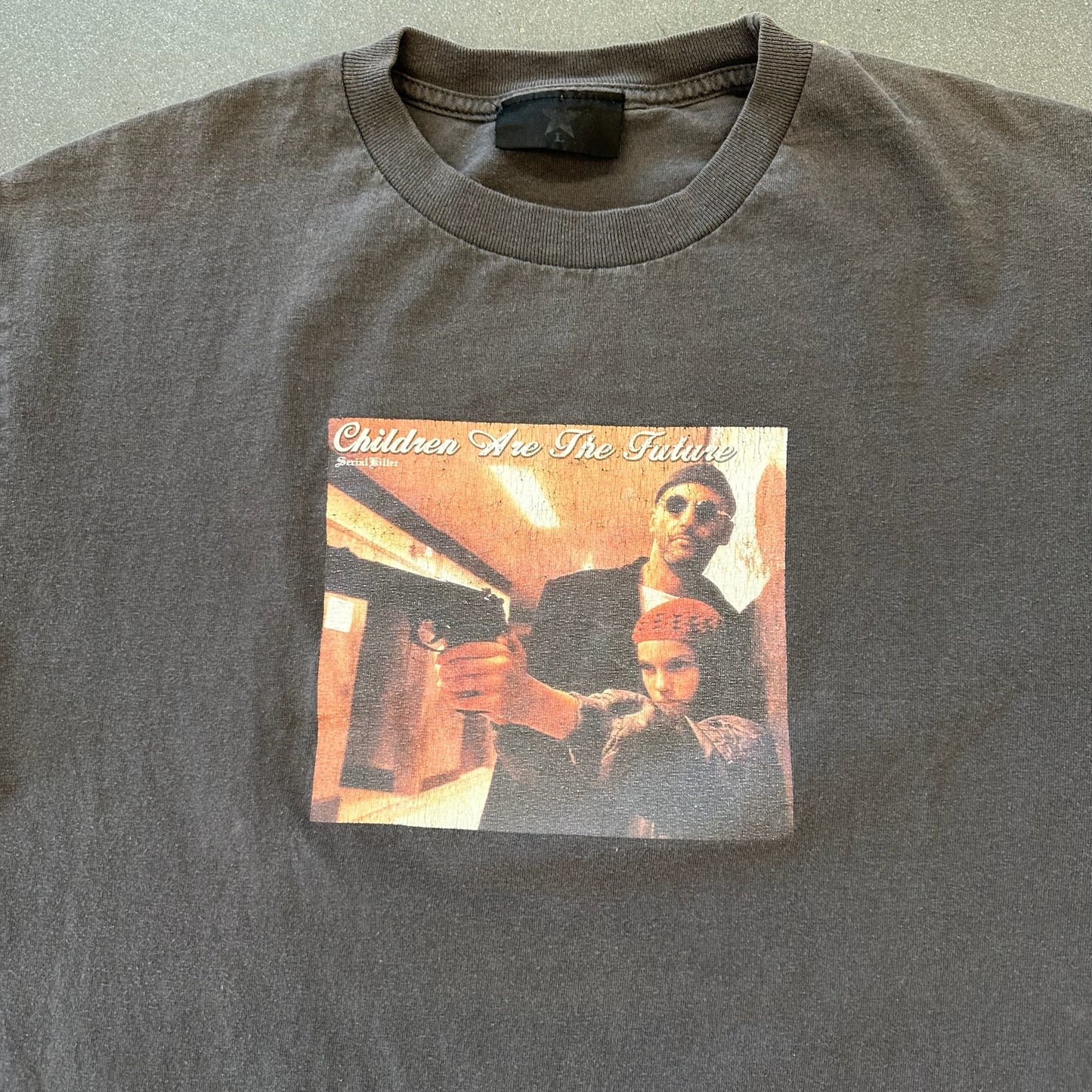 90S SERIAL KILLER LEON THE PROFESSIONAL TEE (SERIAL KILLER TAG)