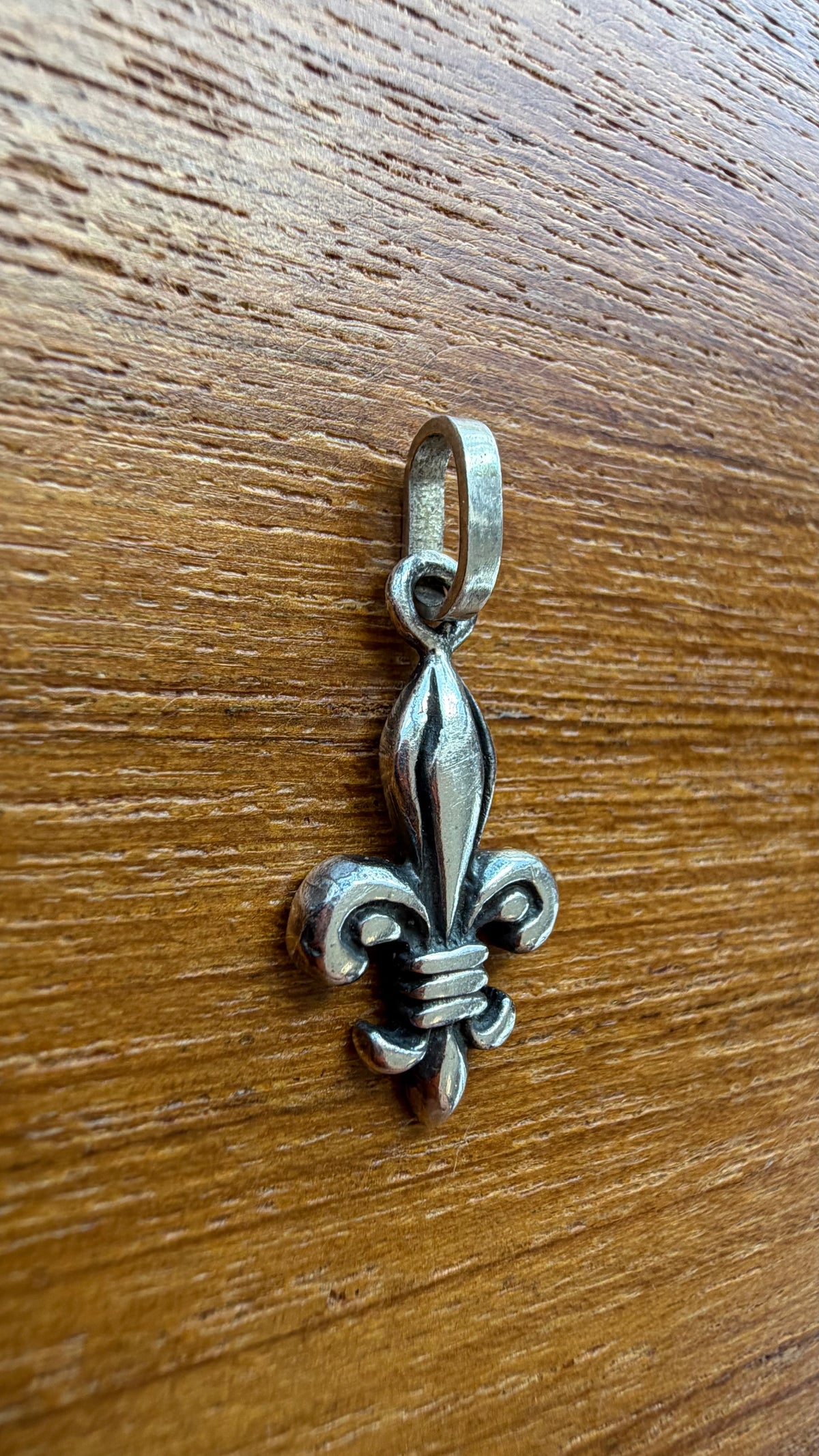 VINTAGE FLEUR DE LIS SILVER PENDANT