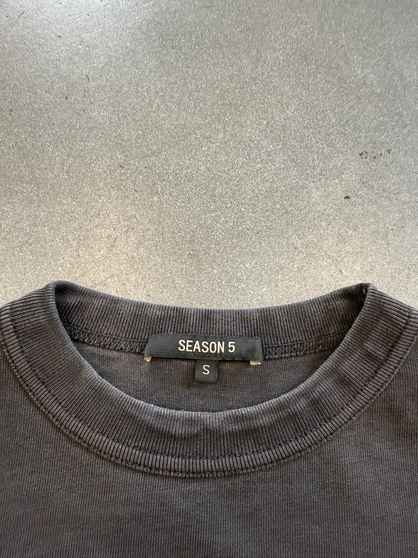 YEEZY SEASON 5 CREST LOGO TEE - BLACK (S) (CROPPED)