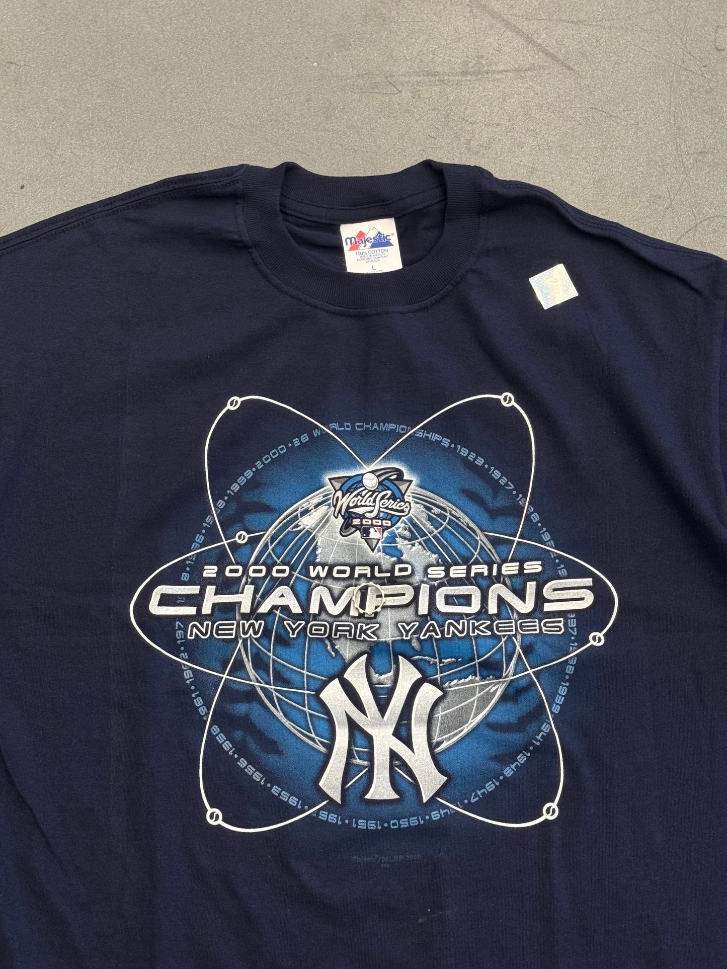2000 NEW YORK YANKEES WORLD SERIES CHAMPIONS TEE (MAJESTIC TAG) (NWT)