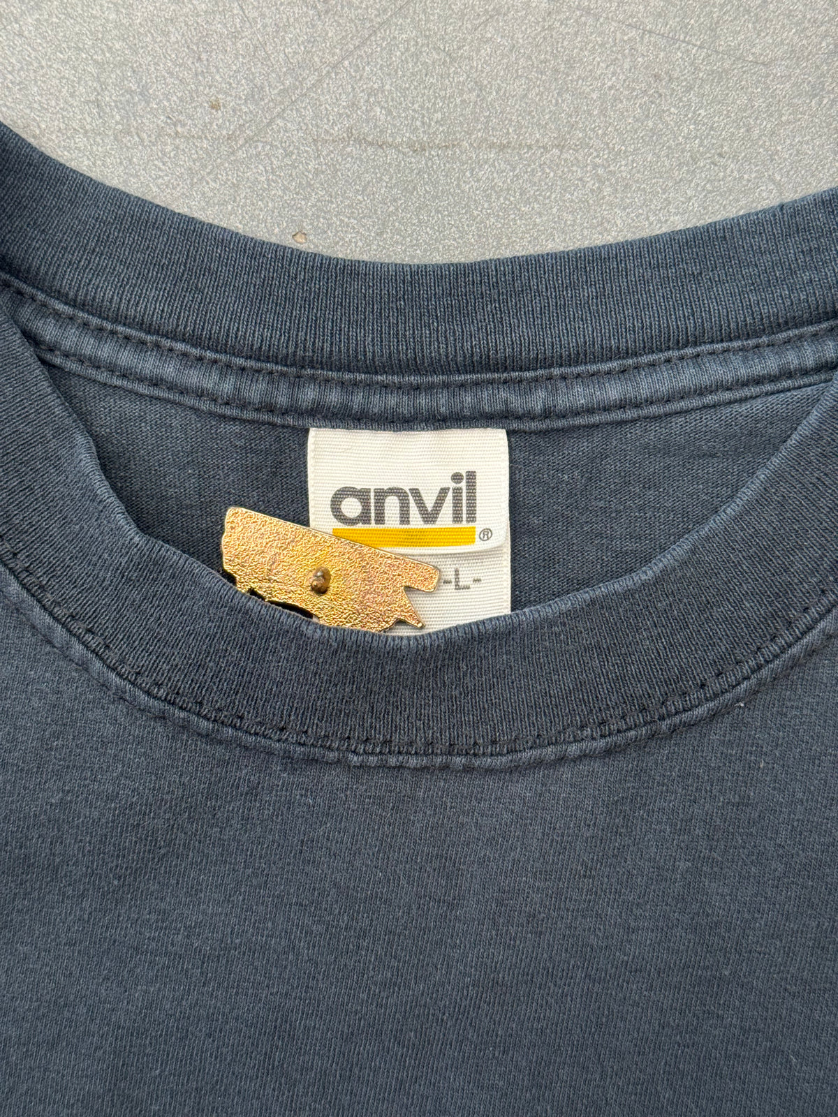 90S "KEEP THE CHANGE" APOLOGETI X SHOW TEE (ANVIL YELLOW BAR TAG)