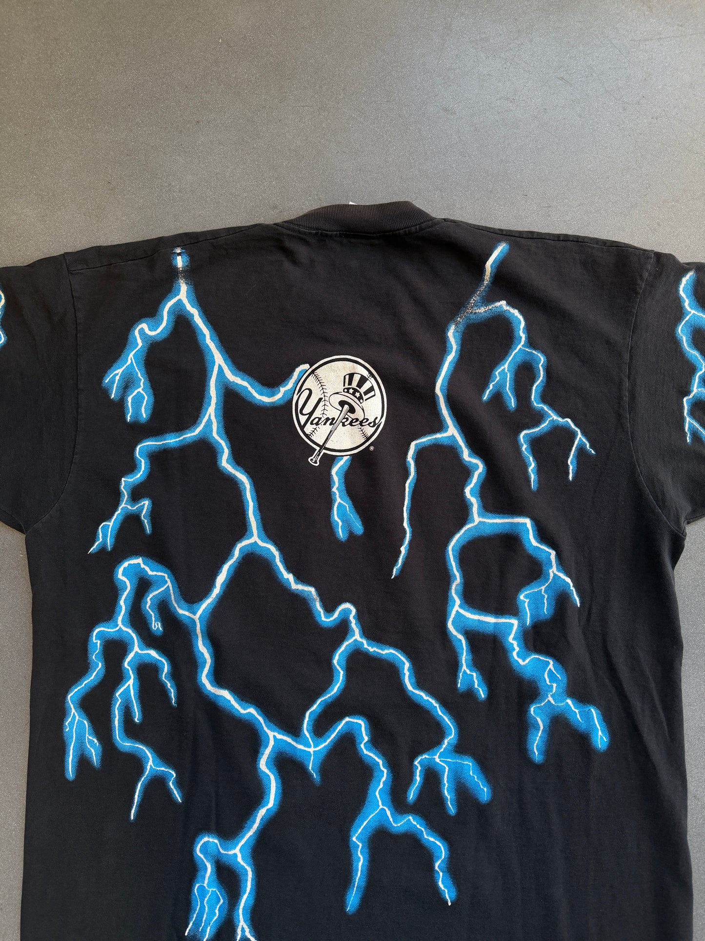 1994 SALEM SPORTSWEAR YANKEES LIGHTNING AOP AMERICAN THUNDER TEE