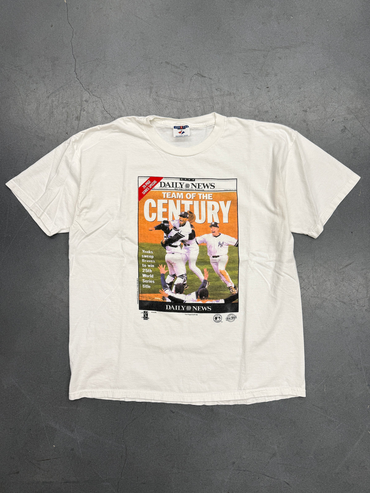 1999 MLB NEW YORK YANKEES WORLD SERIES CHAMPIONS DAILY NEWS TEAM OF THE CENTURY TEE (JERZEES TAG)