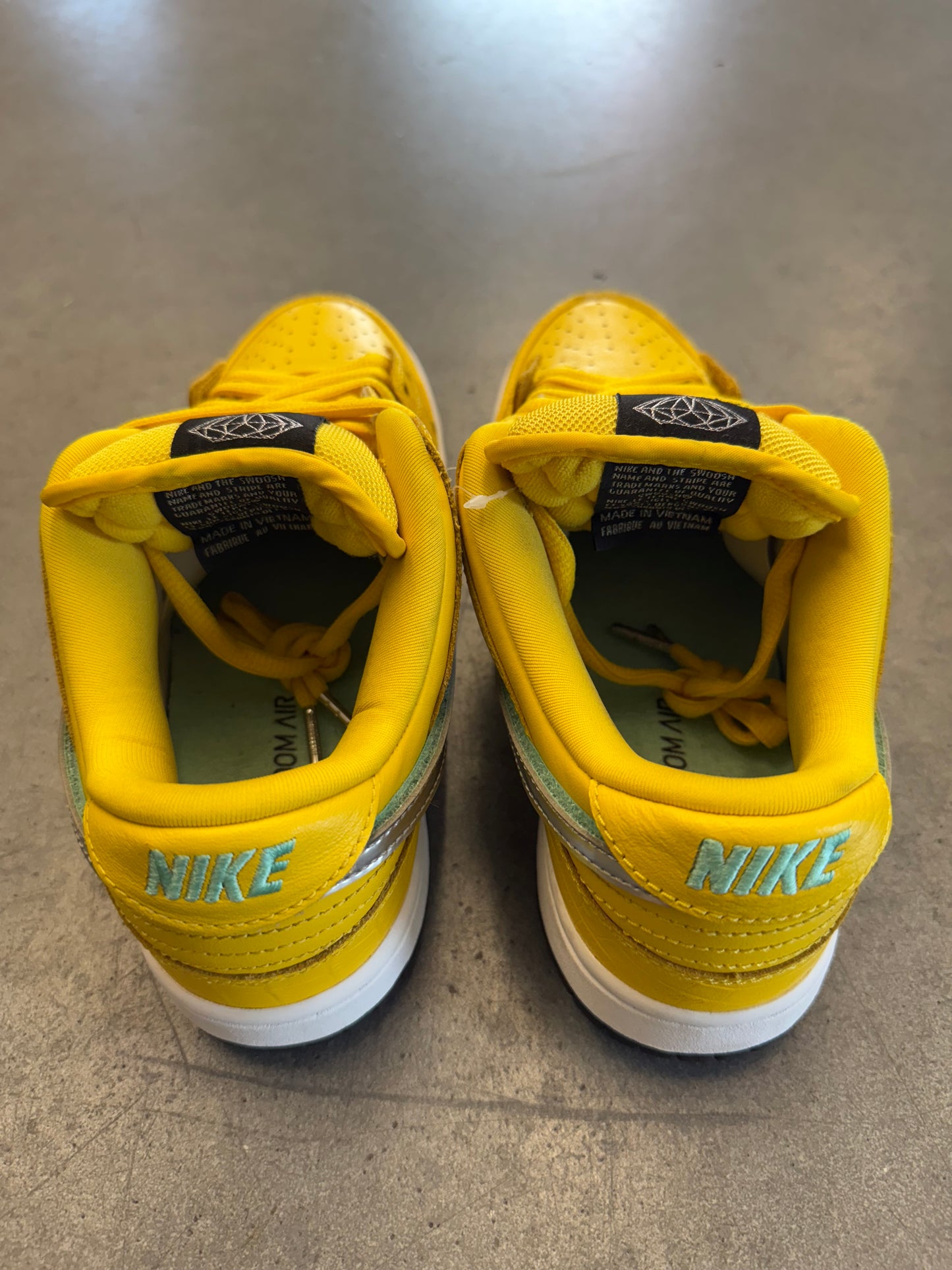 2018 SIZE 8 NIKE SB DUNK LOW DIAMOND SUPPLY CO. CANARY YELLOW [LIL WAYNE'S PERSONAL PAIR] (PRE-OWNED NO BOX)