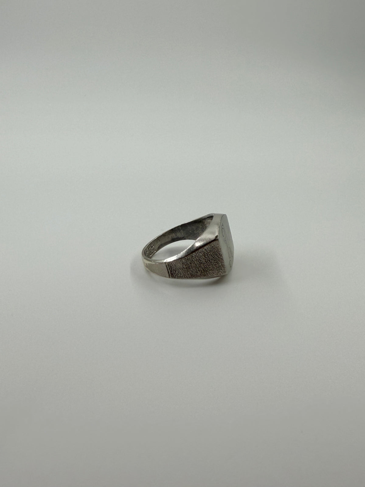 VINTAGE OLD ENGLISH "A" SIGNET SILVER RING (6.4 GRAMS)