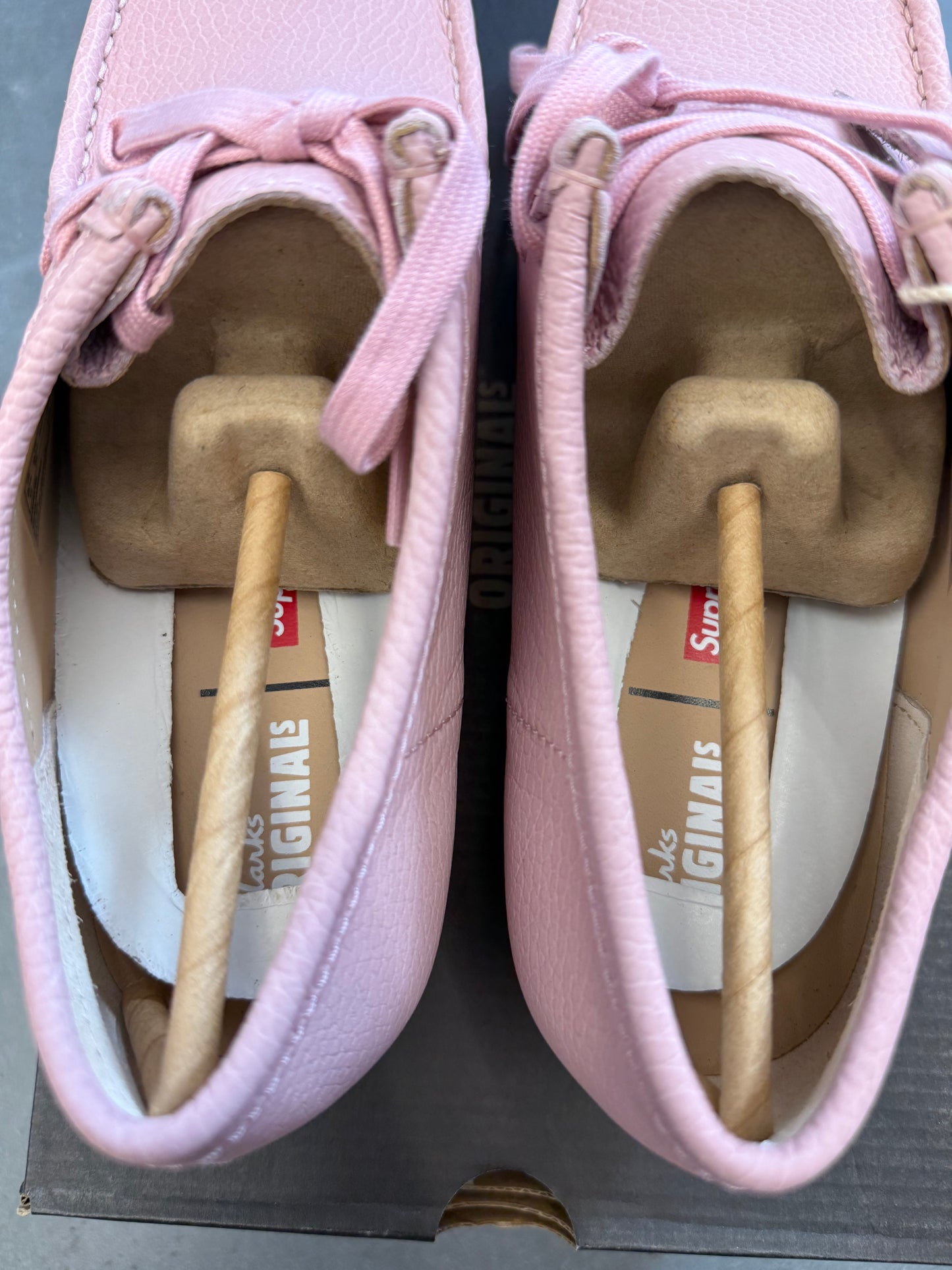 2025 SIZE 9.5 SUPREME CLARK ORIGINALS WALLABEE PINK REFLECTIVE (NEW WITH BOX)