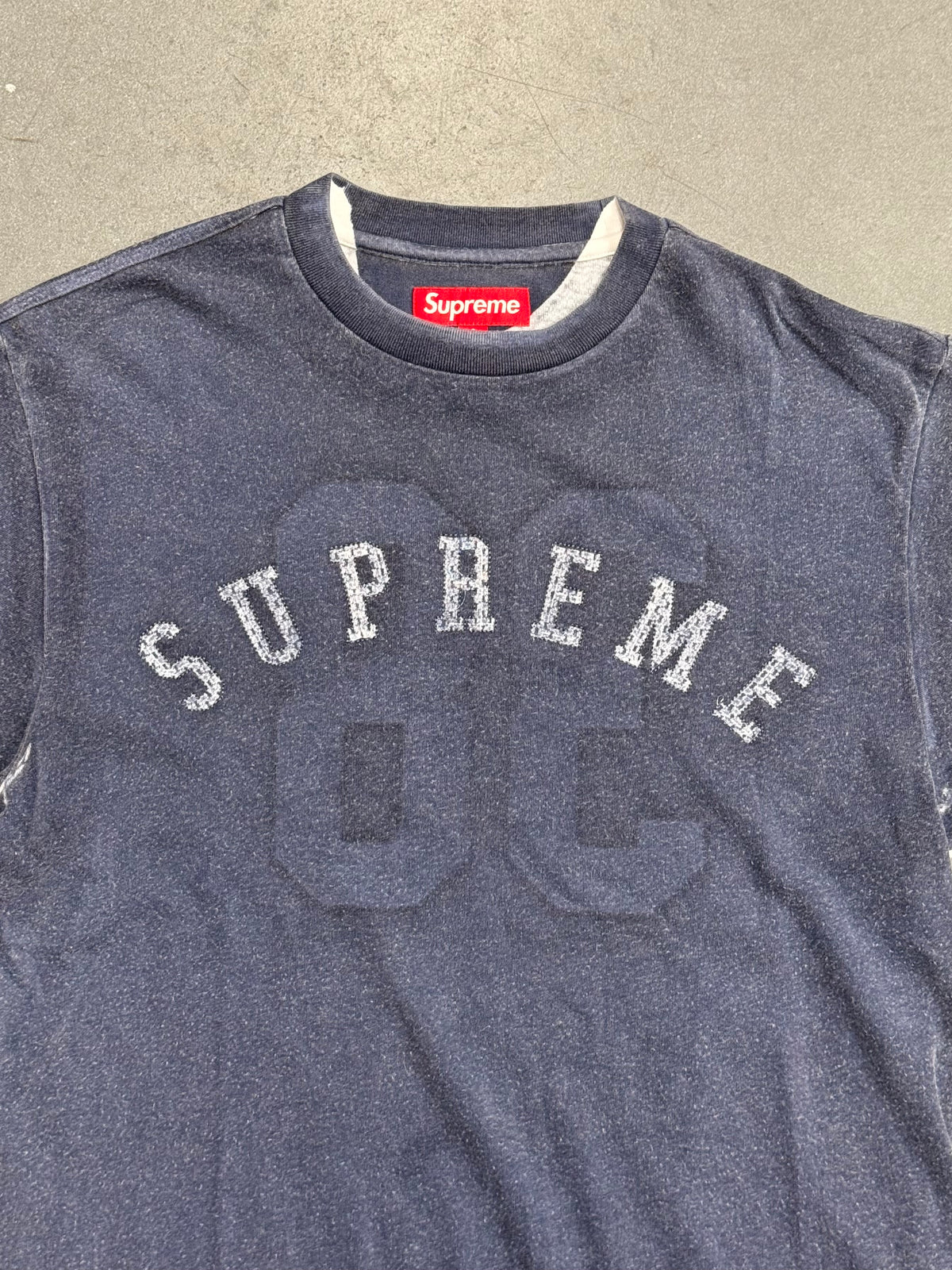 FW25 SUPREME OVERPRINT SS TOP - NAVY
