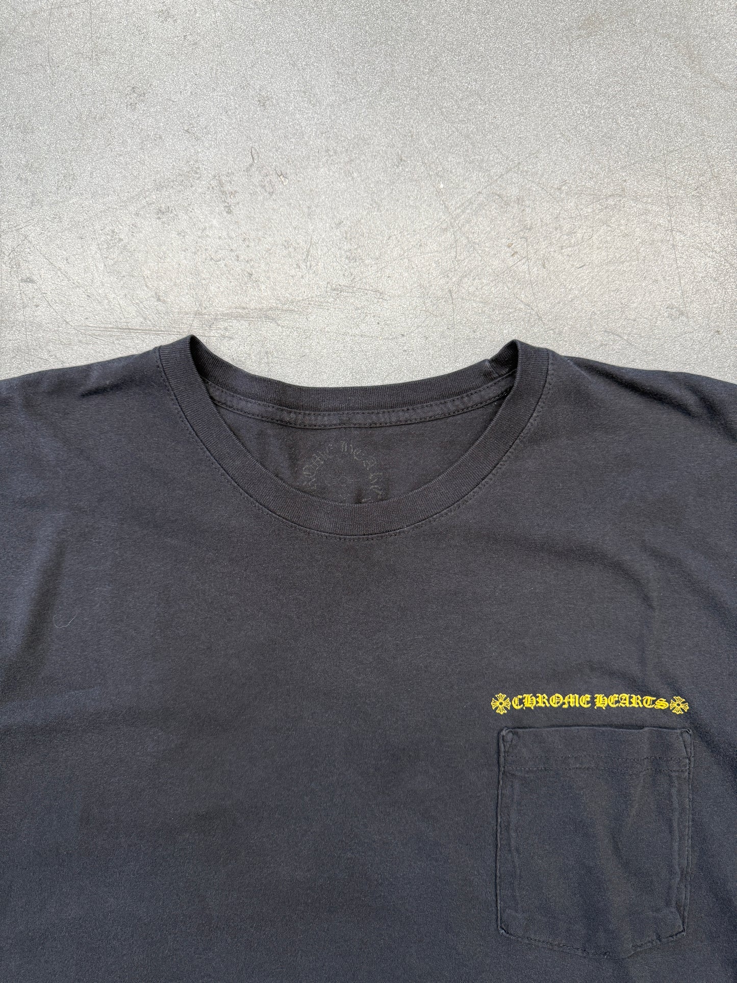CHROME HEARTS BLACK & YELLOW SCROLL POCKET TEE