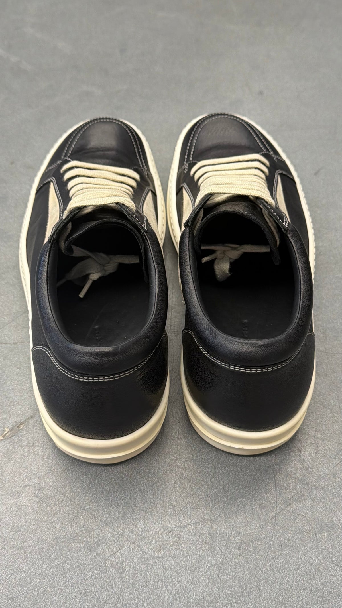 RICK OWENS EARLY VINTAGE LEATHER LOW SNEAKERS - BLACK/MILK (43)