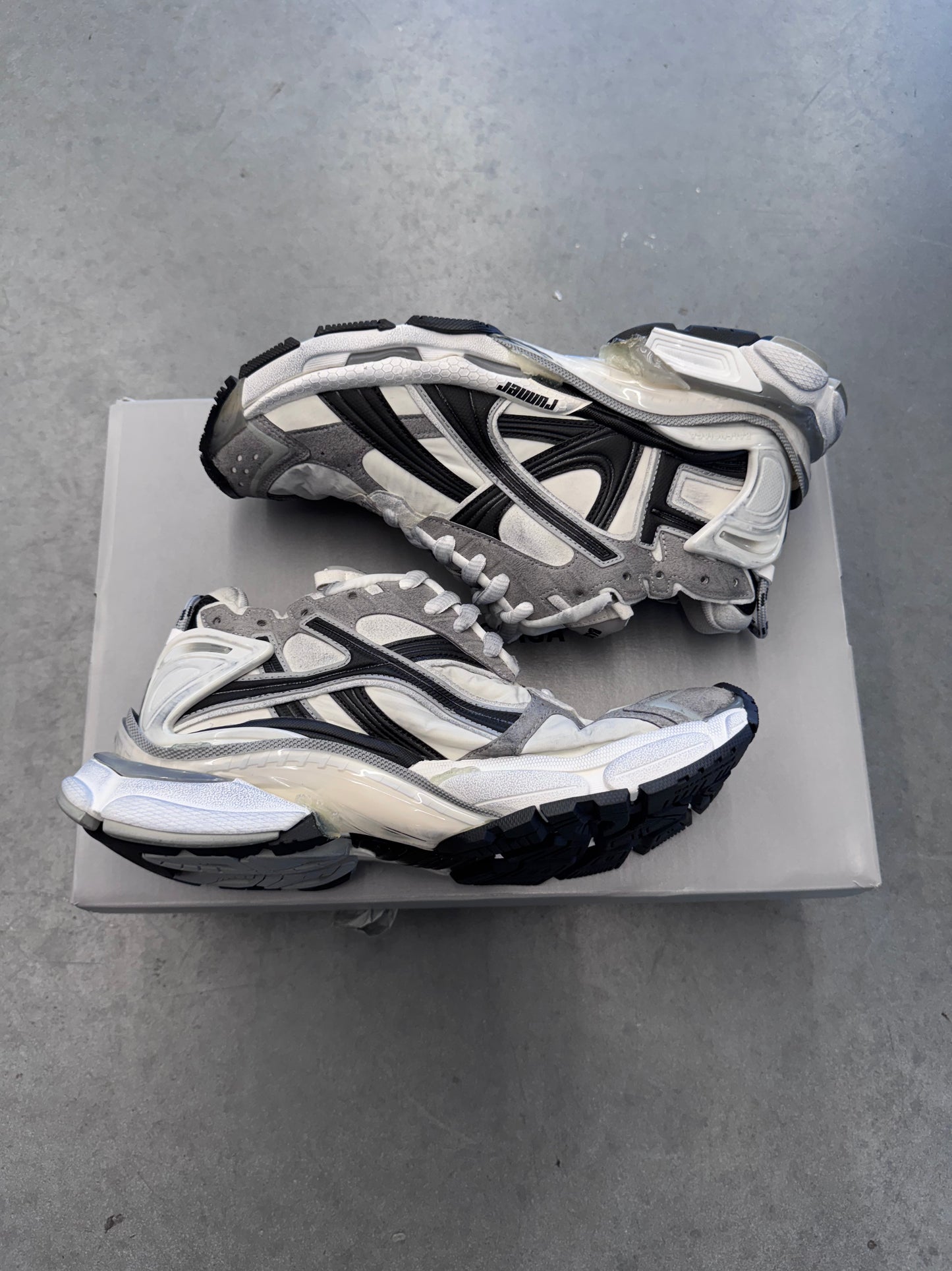 SIZE 42 BALENCIAGA MEN'S RUNNER SNEAKERS NYLON/SUEDE/MESH (NEW WITH BOX)