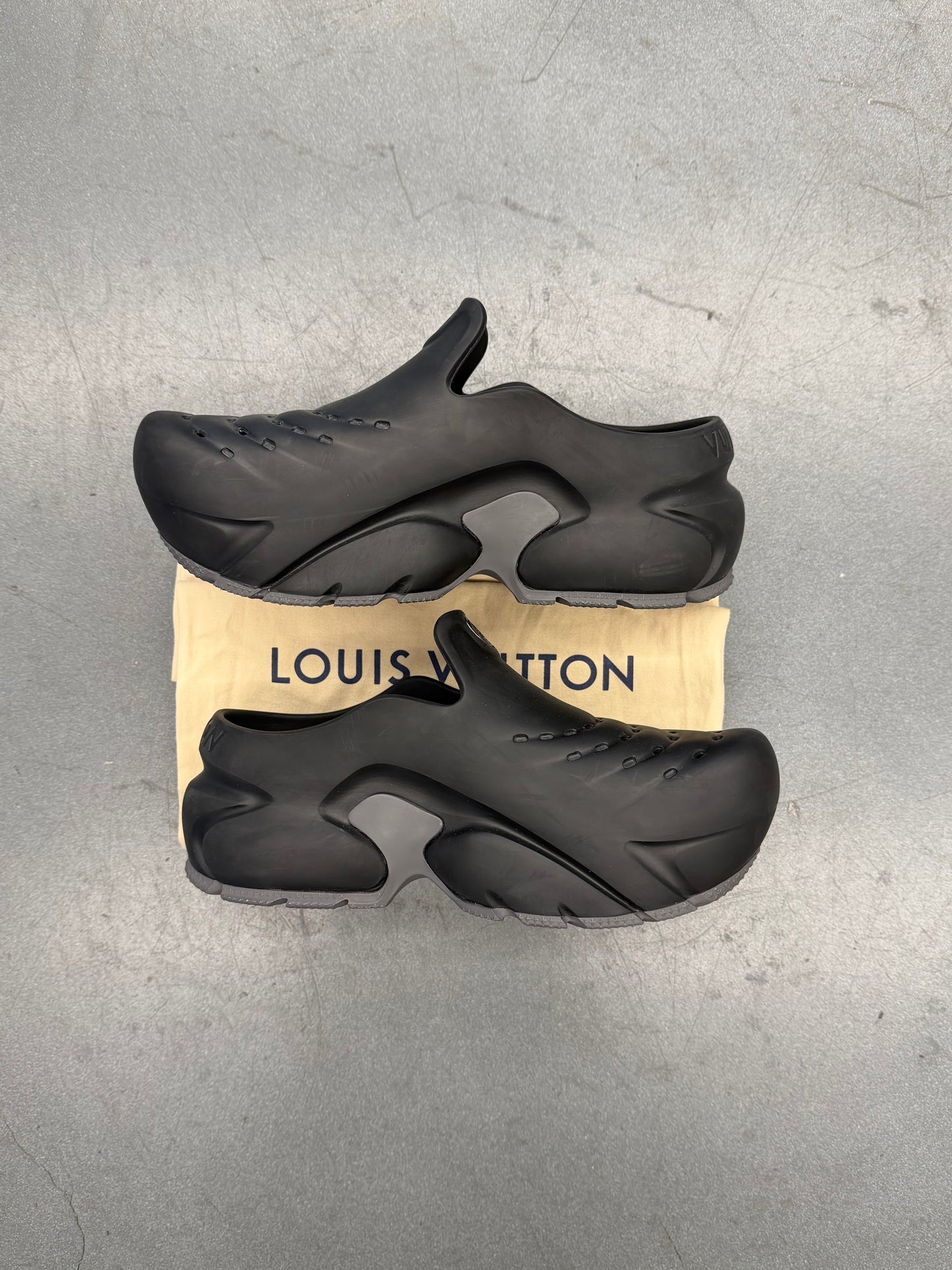 SIZE 7 LOUIS VUITTON RUBBER SHARK CLOGS (PRE-OWNED NO BOX)