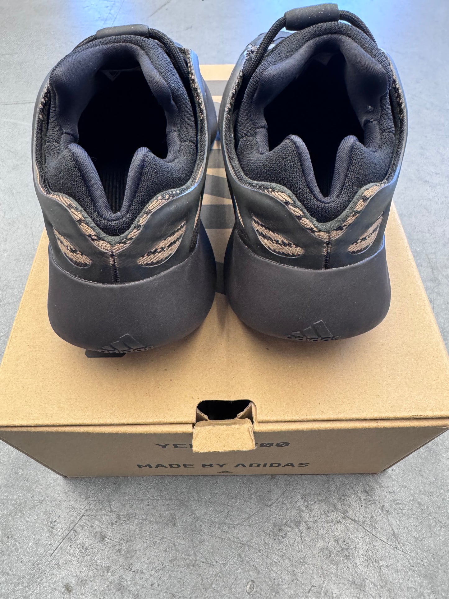 2020 SIZE 8 YEEZY 700 V3 CLAY BROWN (PRE-OWNED WITH BOX)