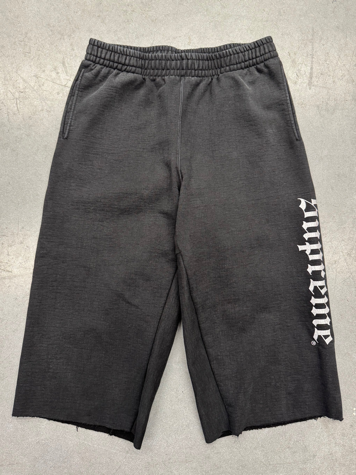 FW25 SUPREME WASHED OLD ENGLISH CUSTOM SWEATSHORTS CUT - BLACK (FADED)