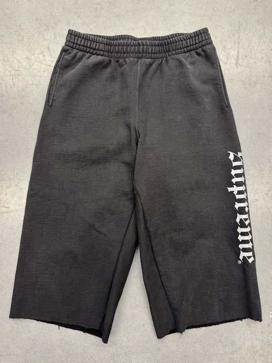 FW25 SUPREME WASHED OLD ENGLISH CUSTOM SWEATSHORTS CUT - BLACK (FADED)
