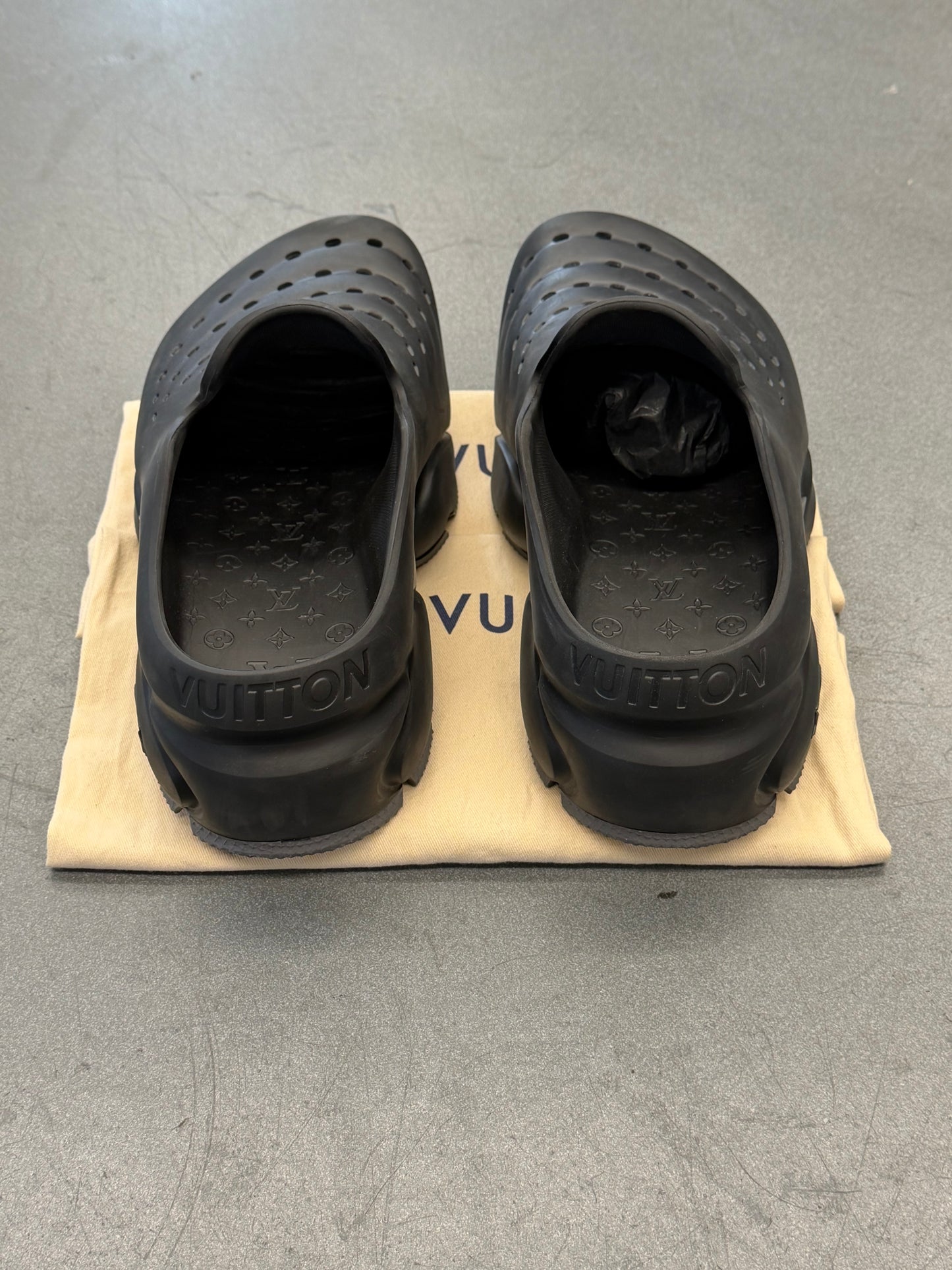 SIZE 7 LOUIS VUITTON RUBBER SHARK CLOGS (PRE-OWNED NO BOX)