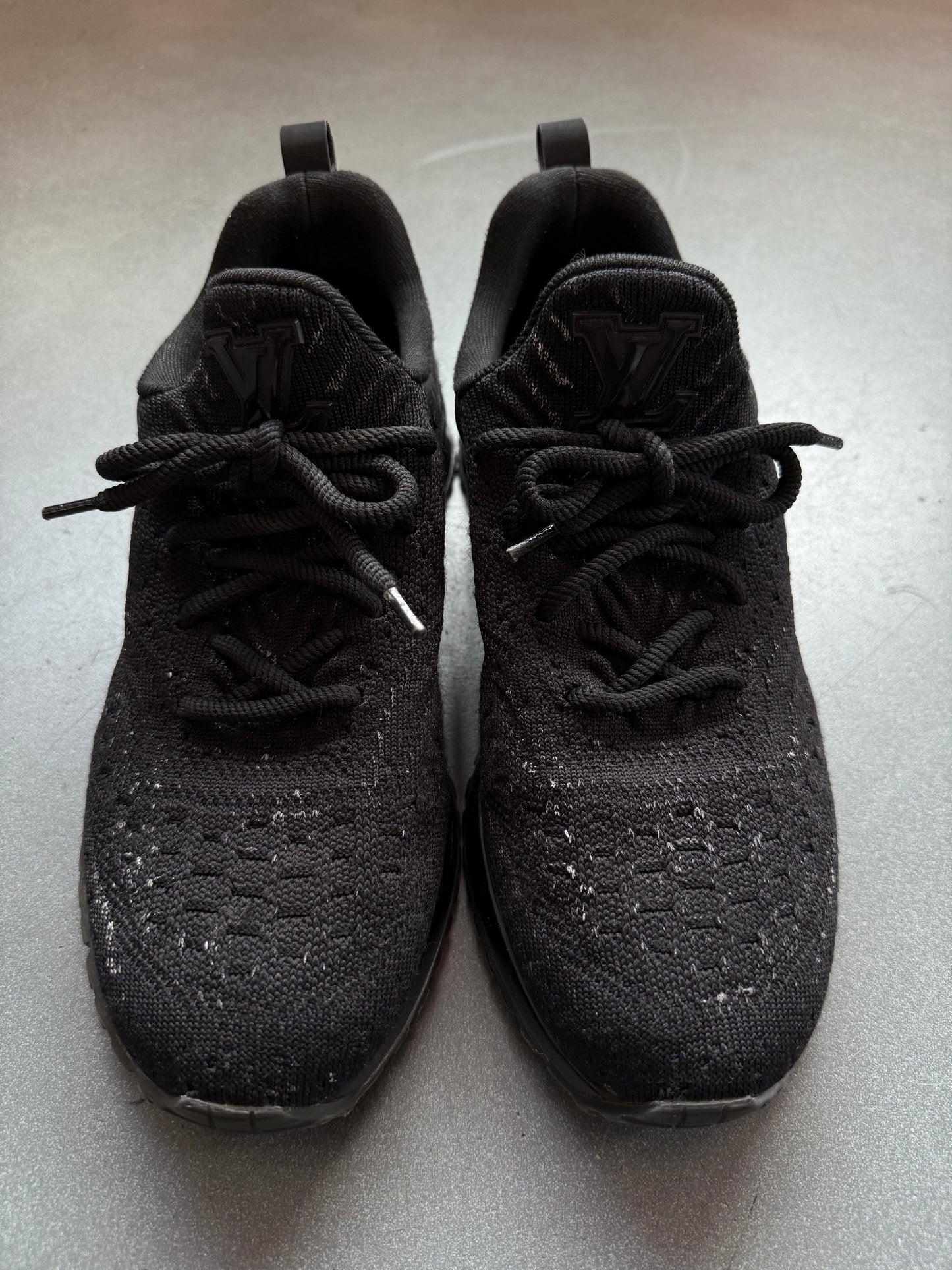 SIZE 7 LOUIS VUITTON VNR TRAINER SNEAKER (PRE-OWNED NO BOX)