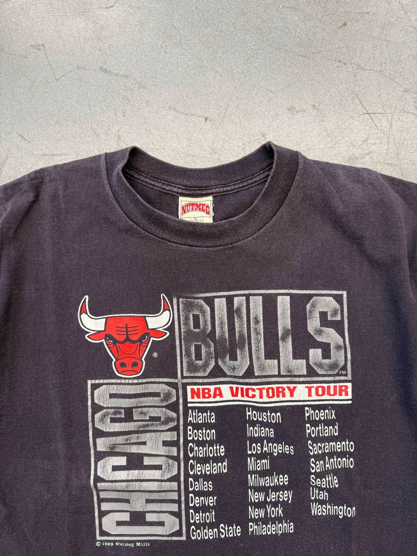 1989 CHICAGO BULLS NBA VICTORY TOUR FADED TEE (NUTMEG MILLS TAG)
