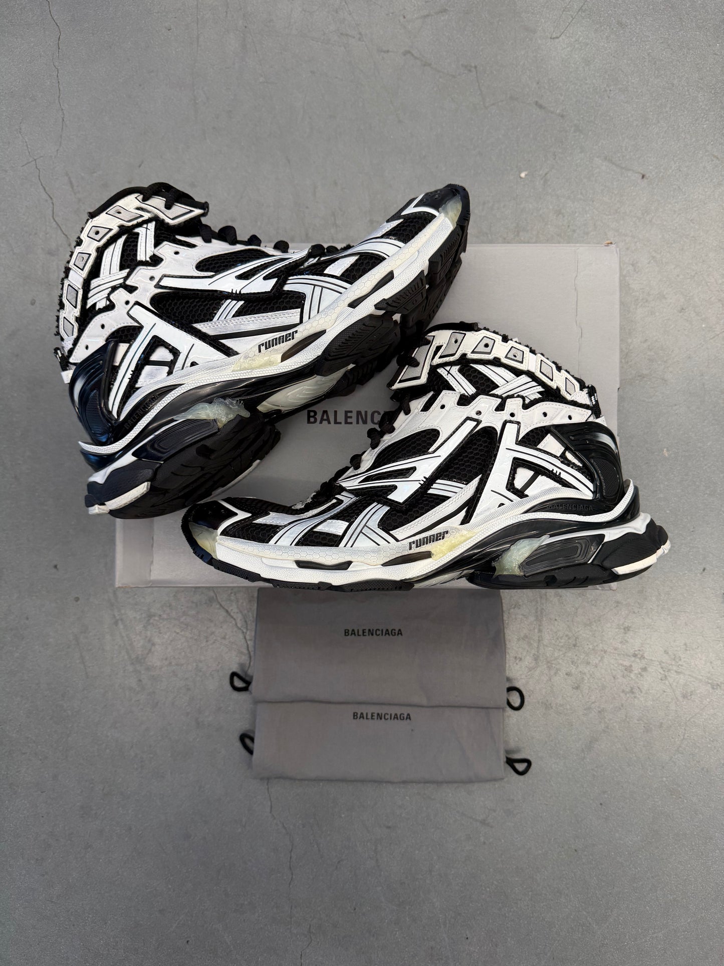 SIZE 46 BALENCIAGA RUNNER HIGH WHITE/BLACK - 46 (PRE-OWNED WITH BOX)