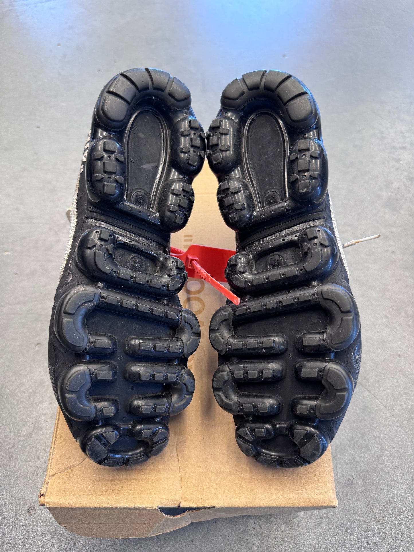 2017 SIZE 9 OFF-WHITE X NIKE THE TEN VAPORMAX (PRE OWNED WITH BOX AND ZIP TIE NO EXTRA LACES)