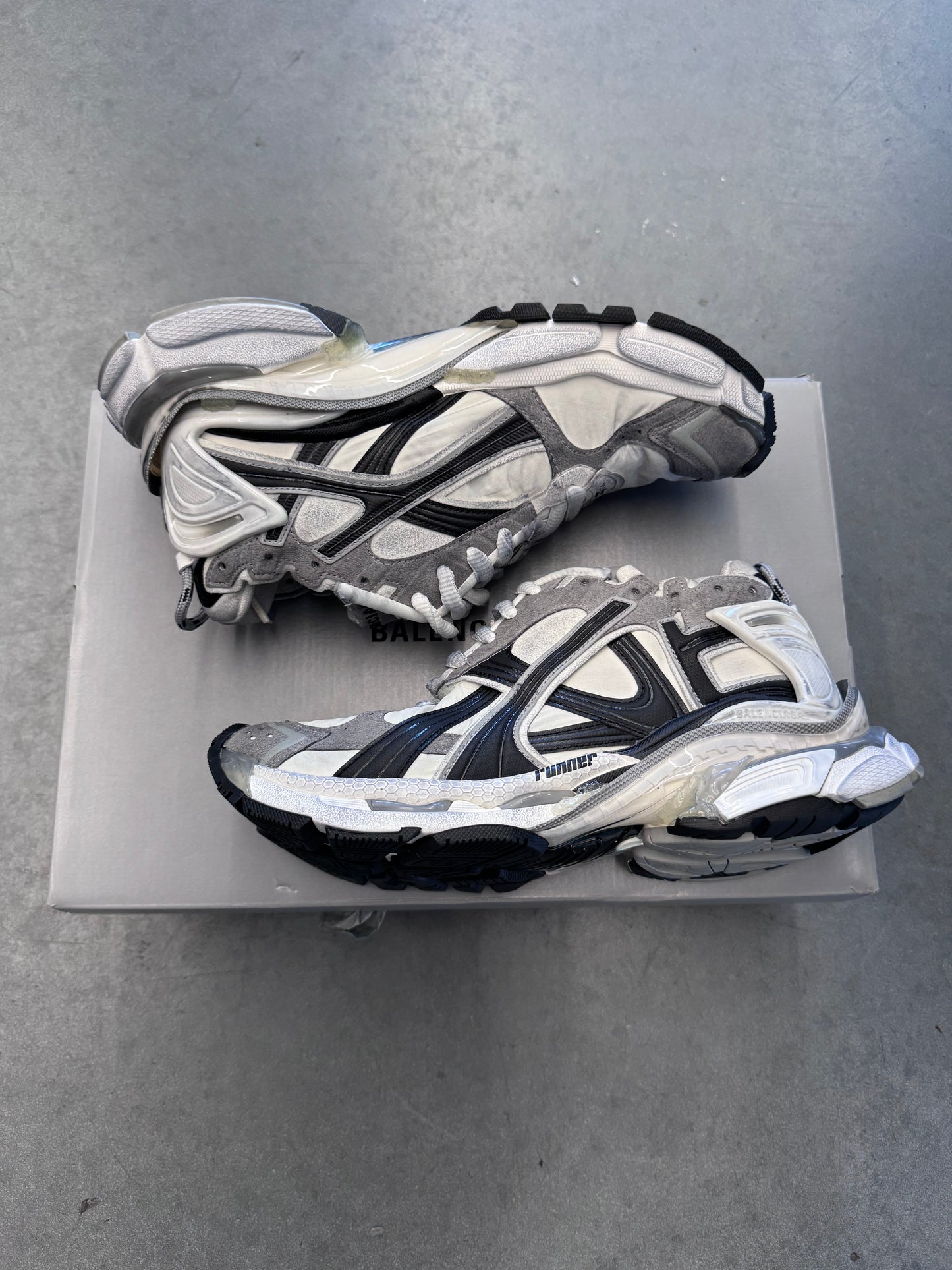 SIZE 42 BALENCIAGA MEN'S RUNNER SNEAKERS NYLON/SUEDE/MESH (NEW WITH BOX)
