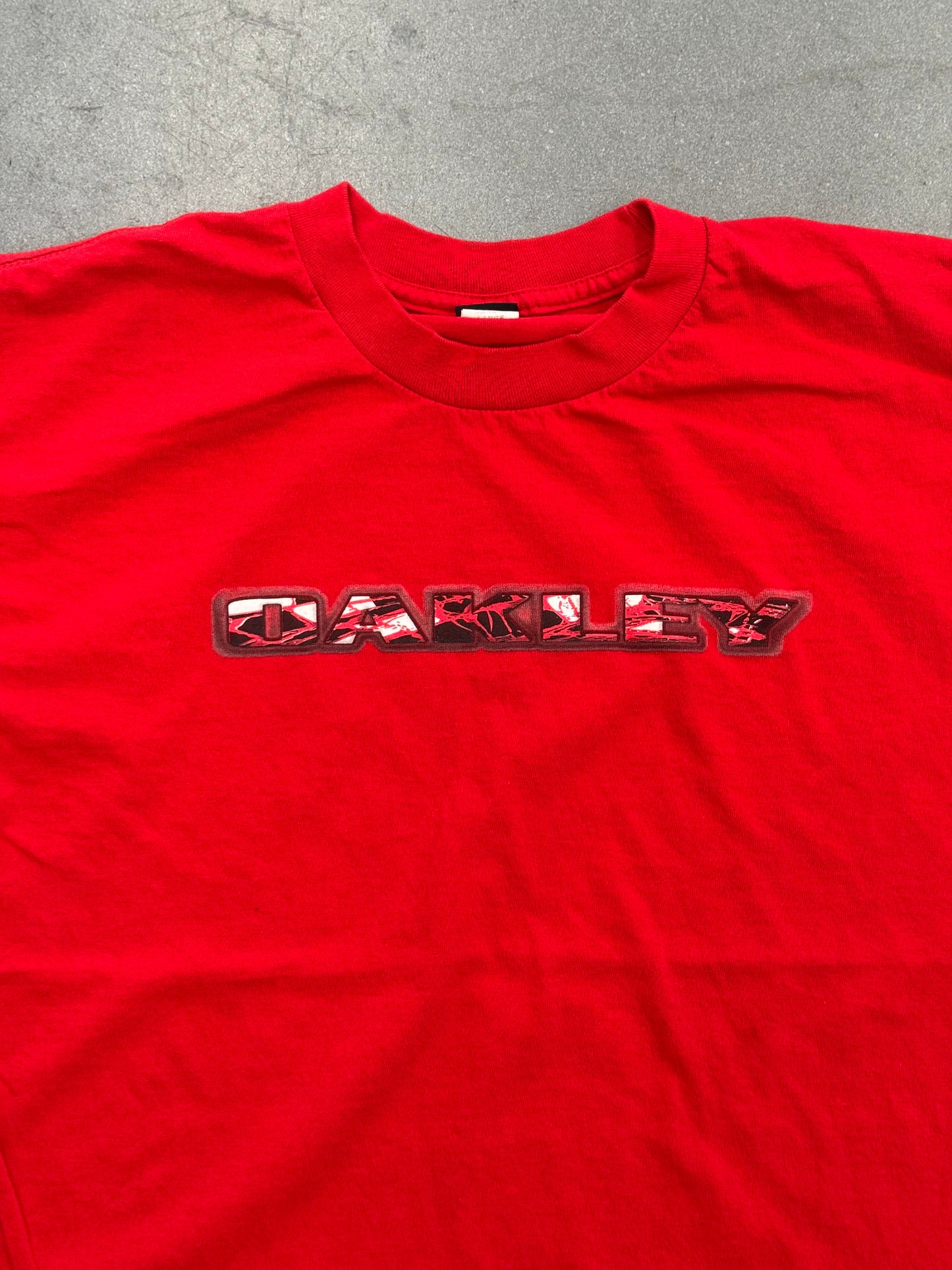 VINTAGE OAKLEY CRACKLED SPELL-OUT LOGO TEE - RED (BLACK TAG)