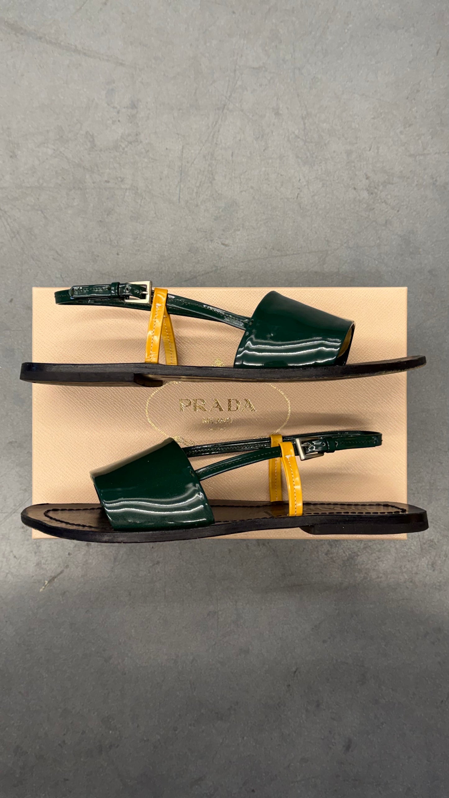 SIZE 10 PRADA GREEN PATENT LEATHER SANDALS (W/BOX)