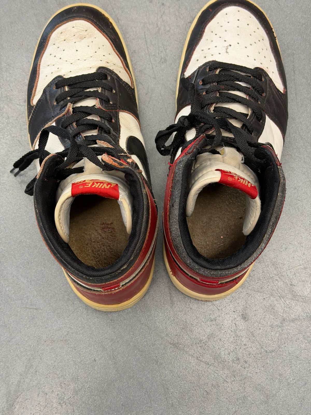 1985 AIR JORDAN 1 HIGH - PAINTED CHICAGO BLACK TOE (E)
