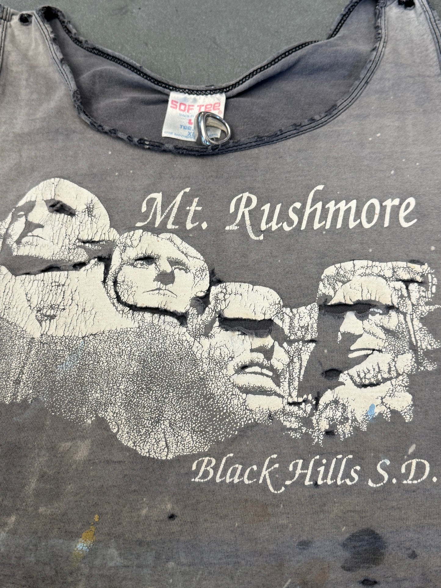 90S MT. RUSHMORE BLACK HILLS S.D. FADED AND DISTRESSED TANK TOP (SOFTEE TAG)