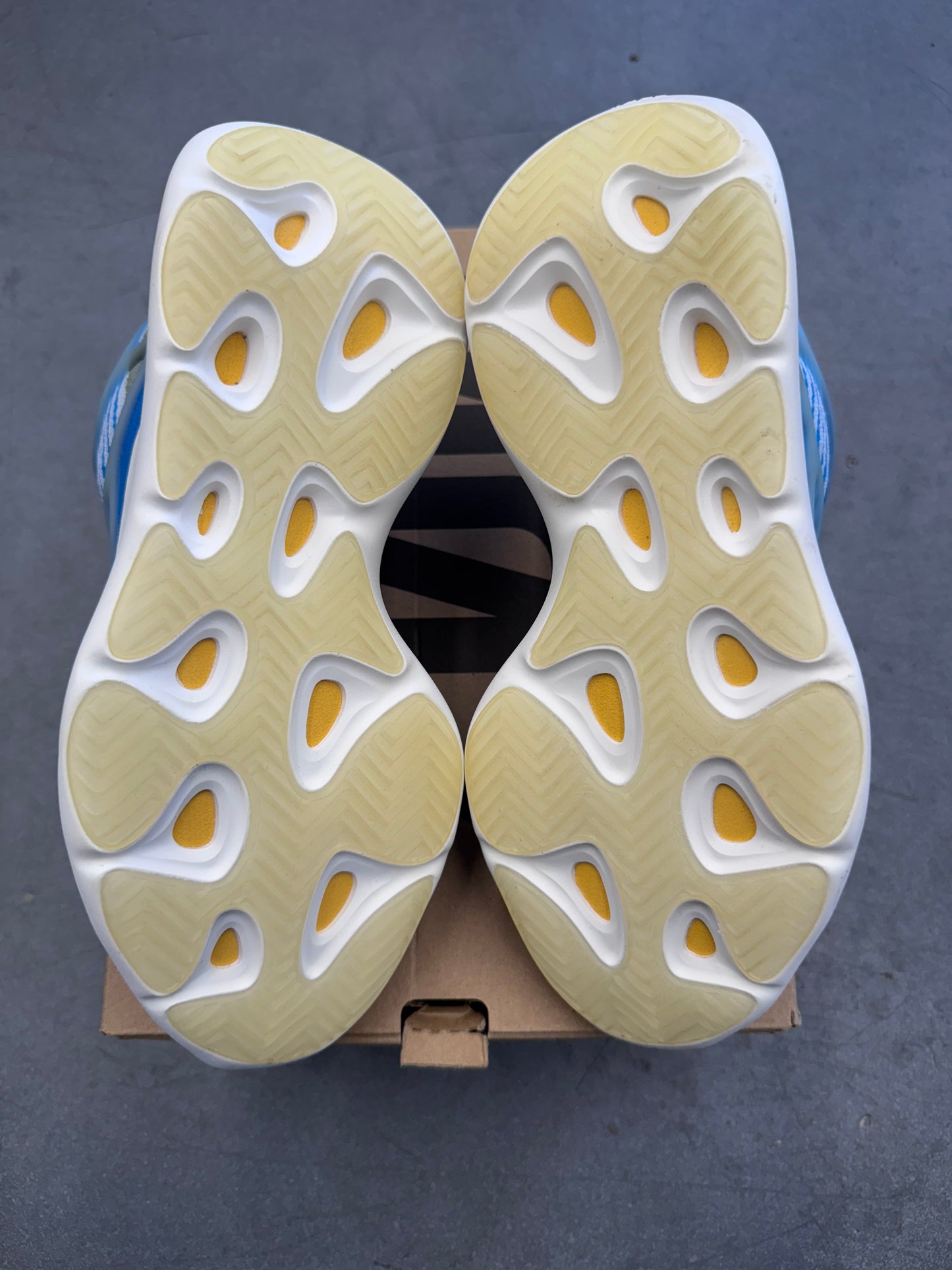 2020 SIZE 8 YEEZY 700 V3 ARZARETH (NEW WITH BOX)