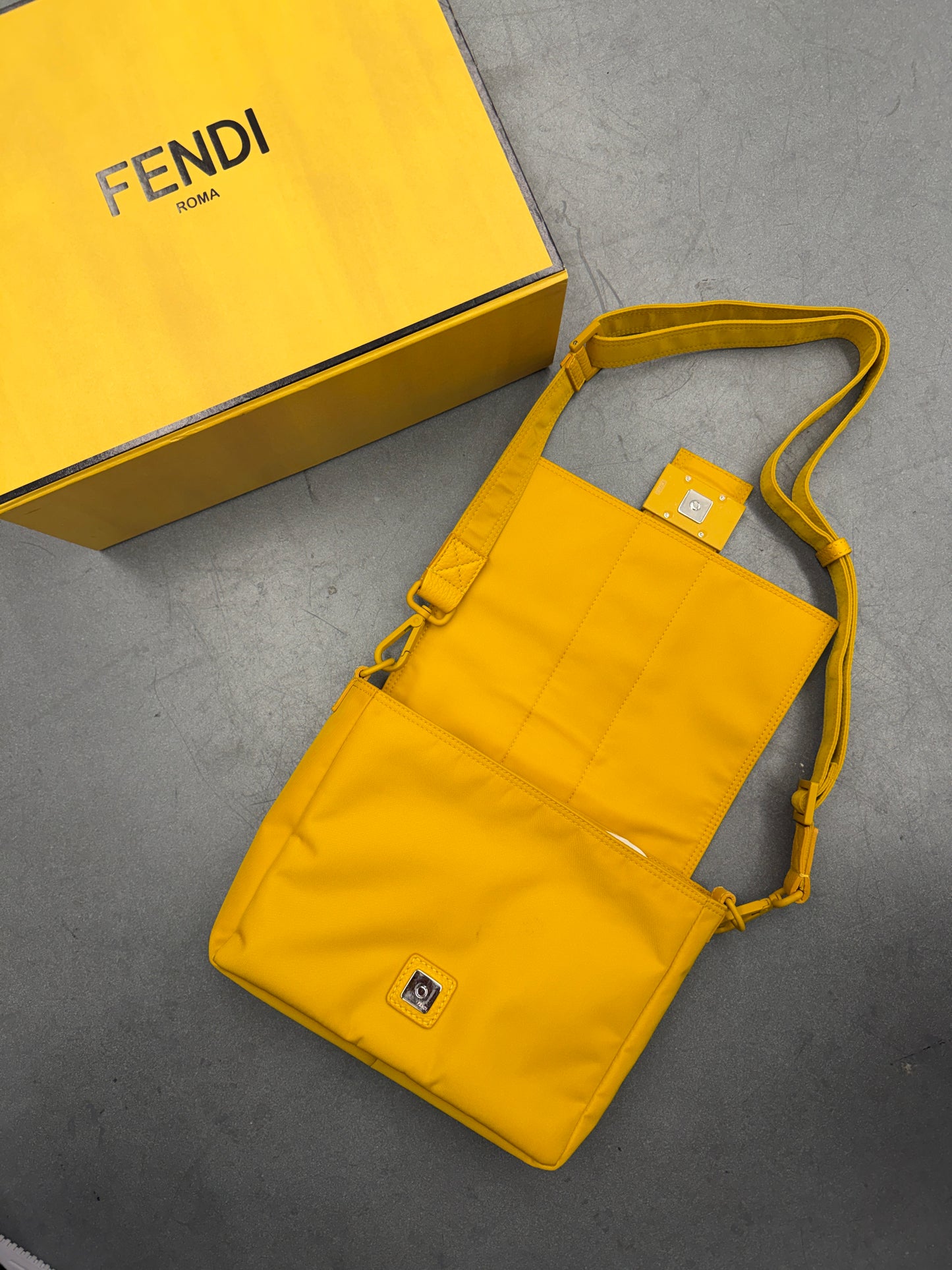 FENDI BAGUETTE MESSENGER BAG MEDIUM