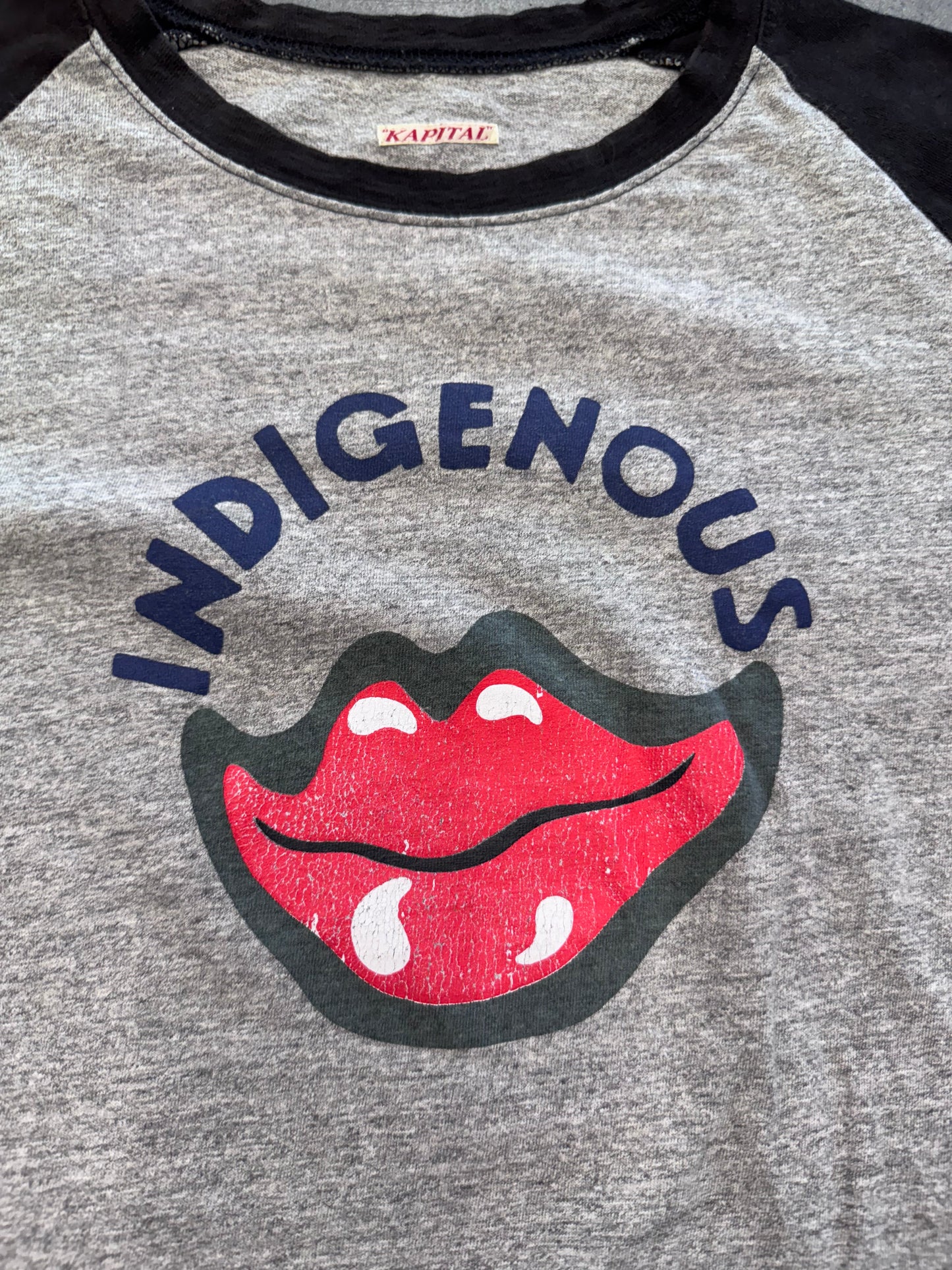 KAPITAL INDIGENOUS LIPS RAGLAN LS TEE