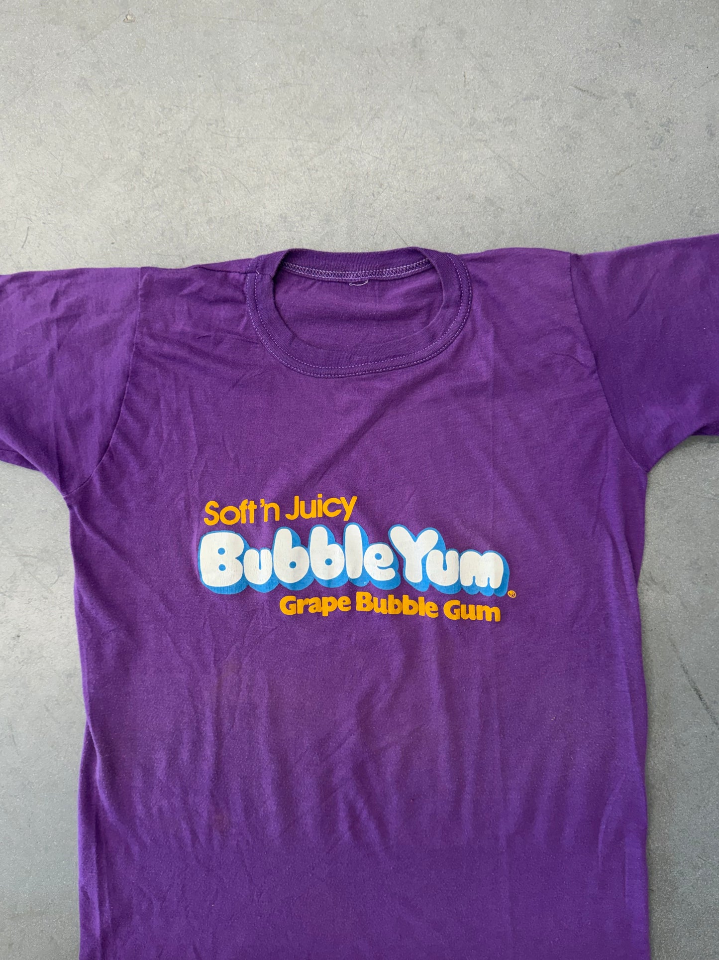 80S SOFT 'N JUICY BUBBLEYUM GRAPE BUBBLE GUM TEE (FADED TAG)