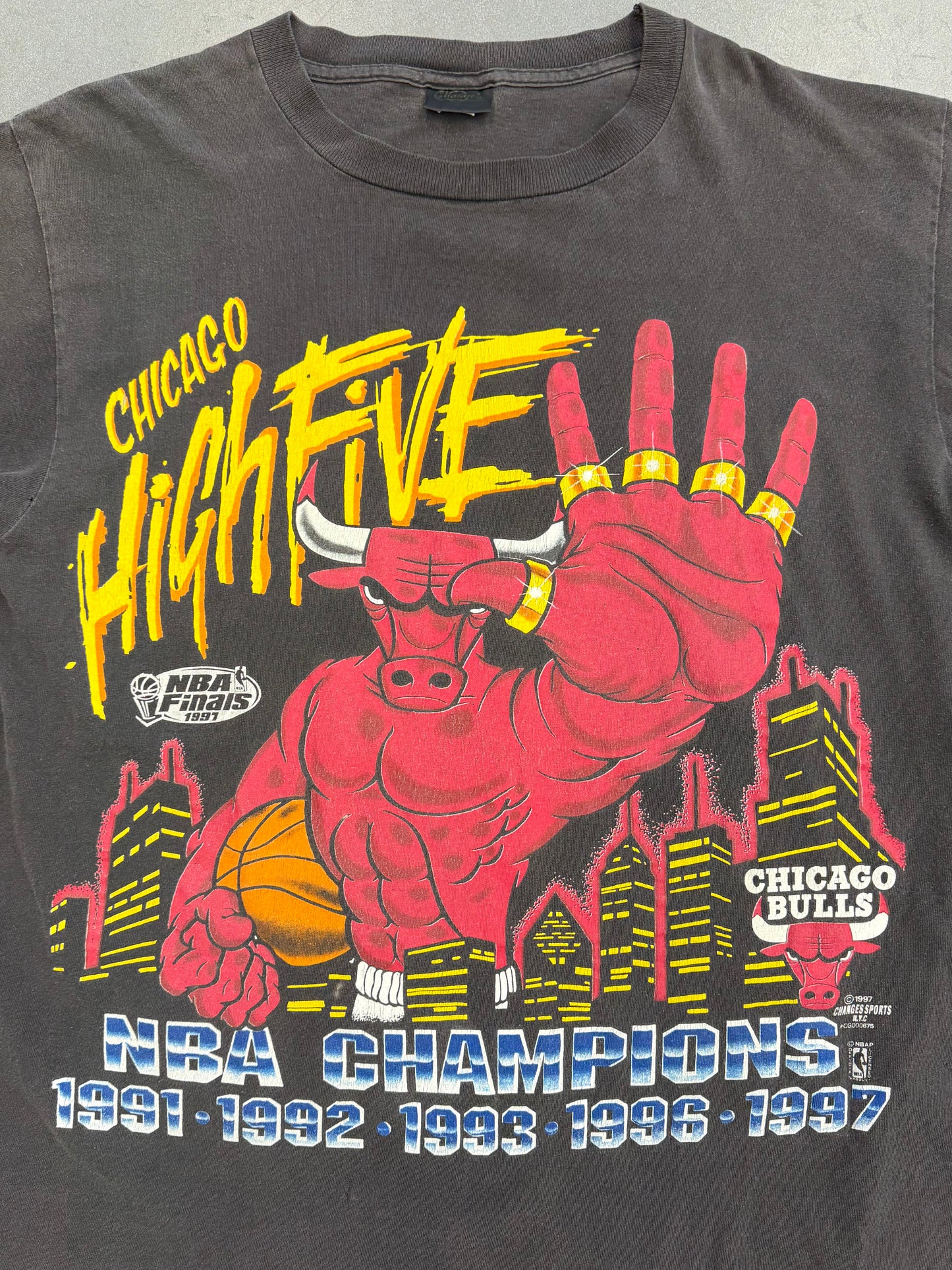 1997 NBA CHAMPIONS CHICAGO BULLS HIGH FIVE TEE (CHANGES TAG)
