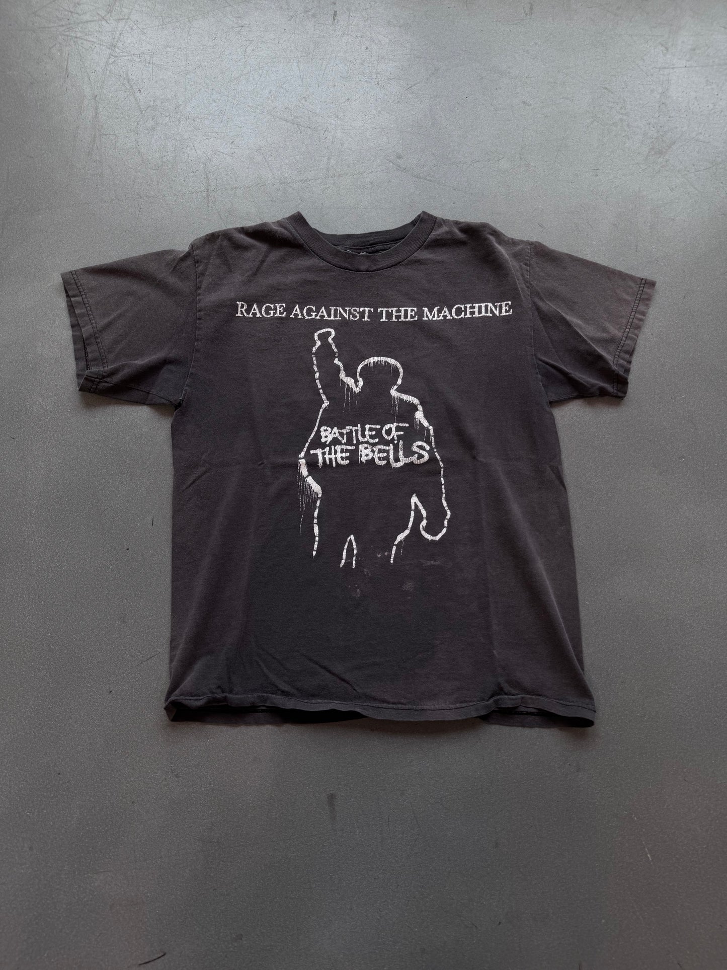2007 RAGE AGAINST THE MACHINE BATTLE OF THE BELLS TEE (GIANT TAG)