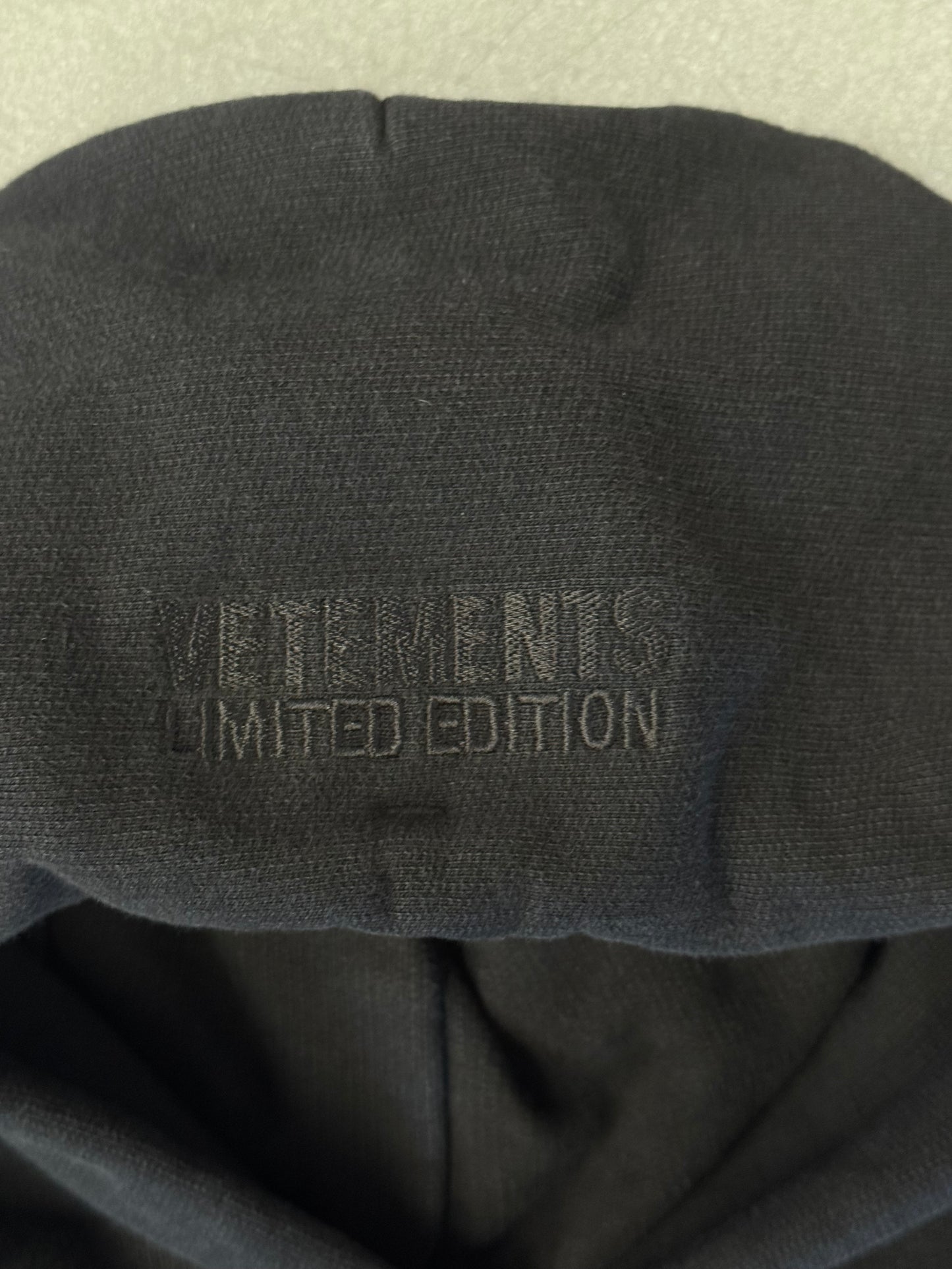 FW21 VETEMENTS NO ANGELS HOODIE - BLACK